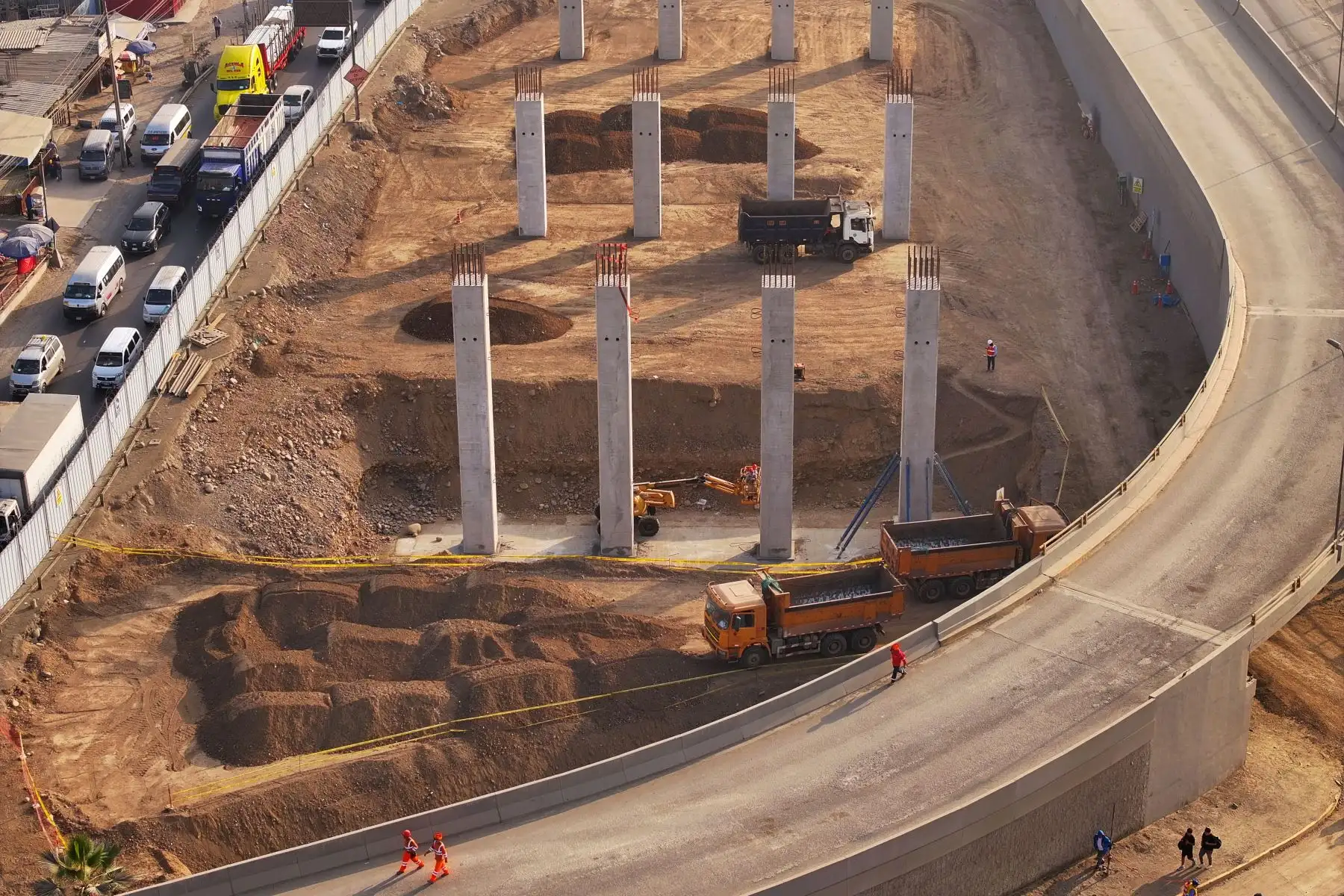 Vista aérea de los avances del bypass Las Torres, ubicado en el cruce de la autopista Ramiro Prialé y la Av. Las Torres en Lurigancho-Chosica, cuyas obras de construcción ya se encuentran en un 41% de avance, y que tiene la finalidad de reducir la congestión vehicular en dicha zona de Lima Este. Foto: ANDINA/Daniel Bracamonte