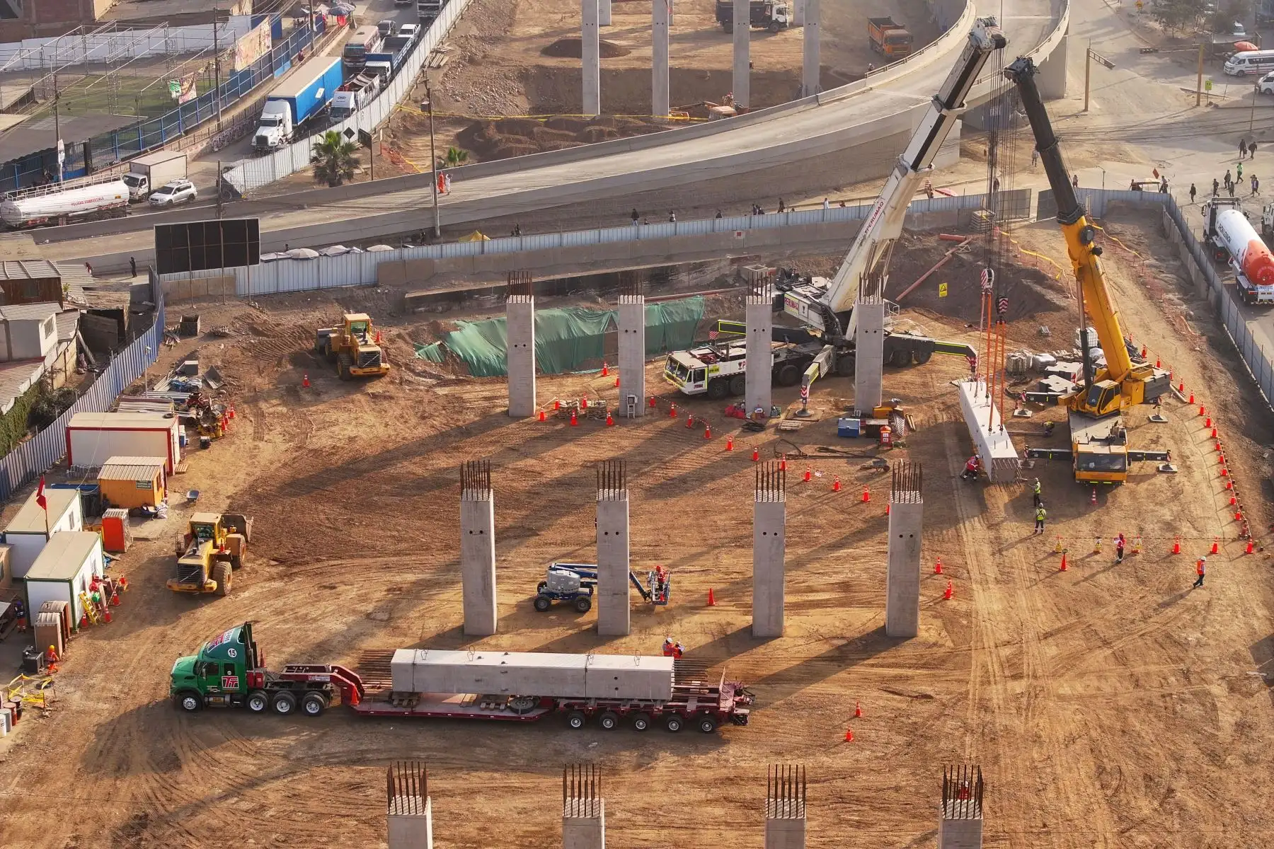 Vista aérea de los avances del bypass Las Torres, ubicado en el cruce de la autopista Ramiro Prialé y la Av. Las Torres en Lurigancho-Chosica, cuyas obras de construcción ya se encuentran en un 41% de avance, y que tiene la finalidad de reducir la congestión vehicular en dicha zona de Lima Este. Foto: ANDINA/Daniel Bracamonte