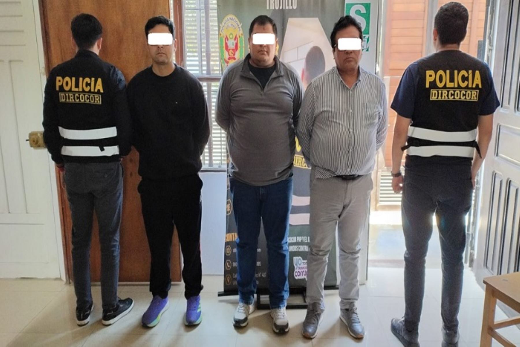 La unidad se hallaba fuera del restaurante Adrianita, donde se encontró al funcionario junto a los otros dos trabajadores consumiendo en pleno horario de trabajo.