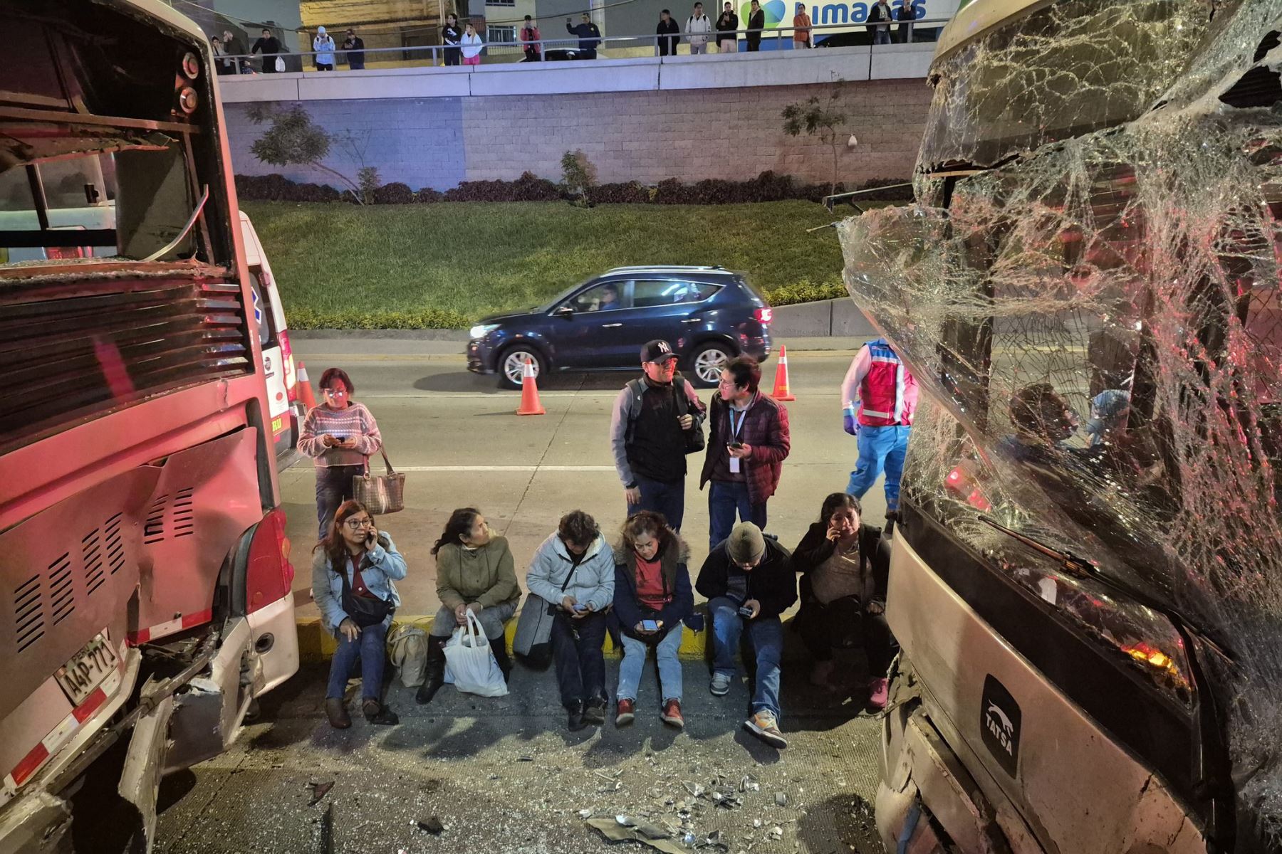 Accidente entre  buses del metropolitano en Estación Angamos deja varios heridos. Foto: INTERNET/Medios