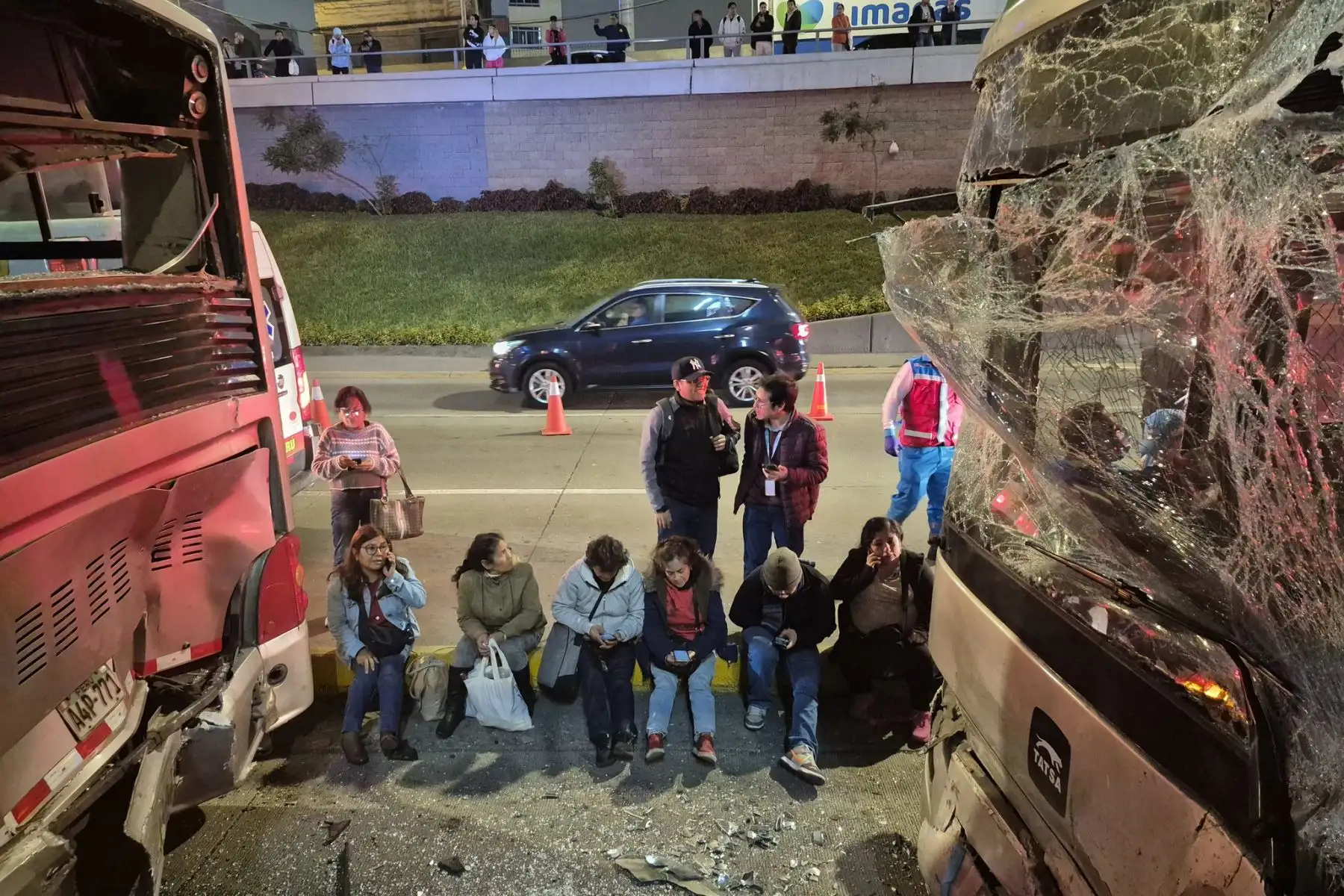 Accidente entre  buses del metropolitano en Estación Angamos deja varios heridos. Foto: INTERNET/Medios