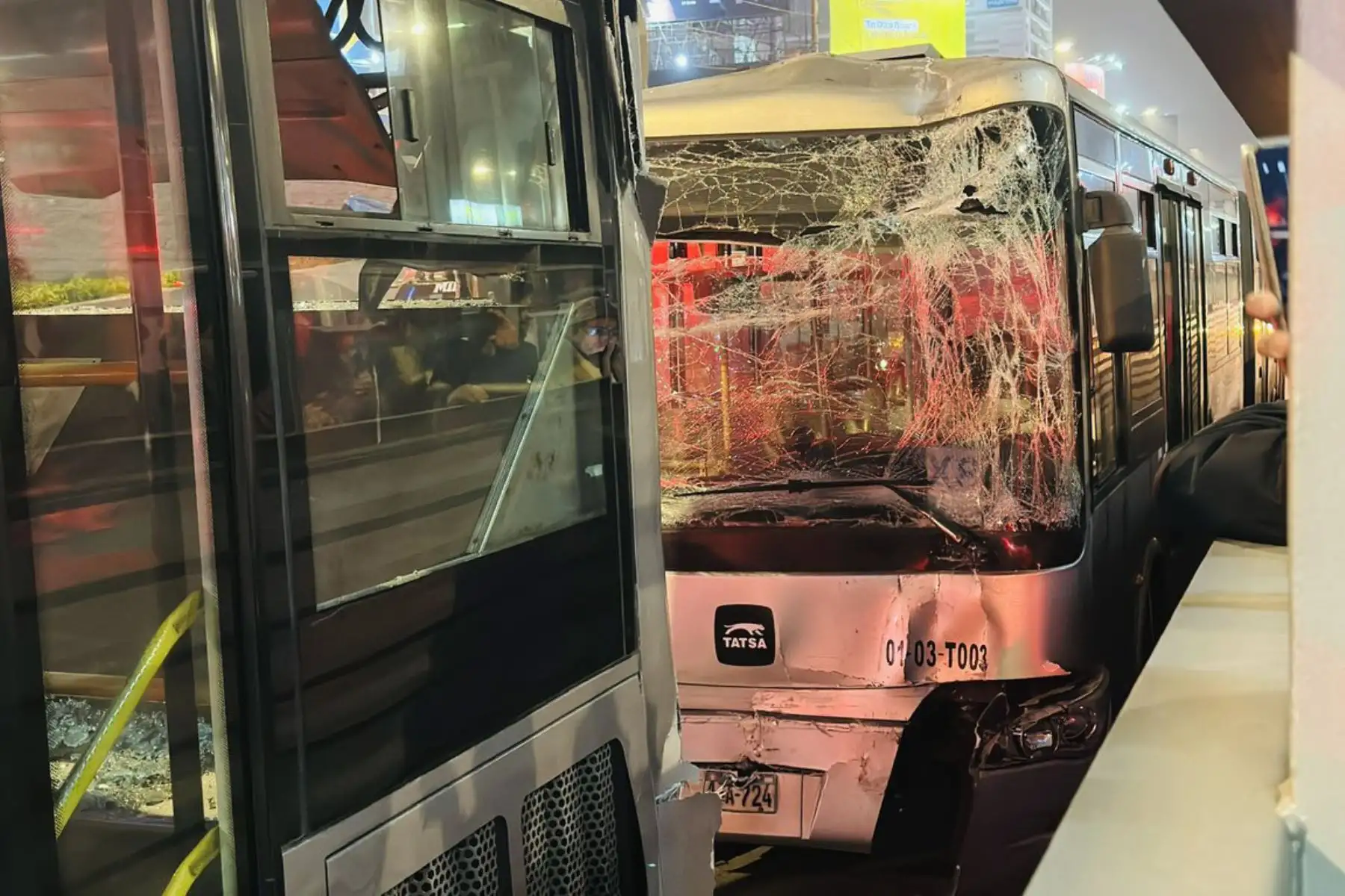 Accidente entre  buses del metropolitano en Estación Angamos deja varios heridos. Foto: INTERNET/Medios
