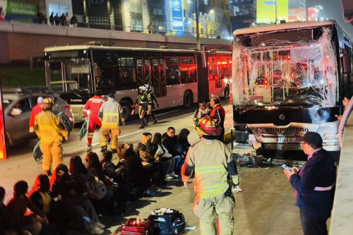 Varios heridos deja el choque de tres buses del metropolitano a la altura de la estación Angamos