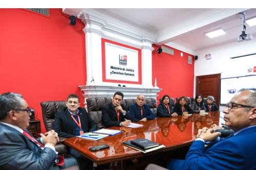 El ministro de Justicia y Derechos Humanos (Minjusdh), Juan José Santiváñez, se reunió con representantes de diversos gremios de transporte urbano de Lima y Callao.