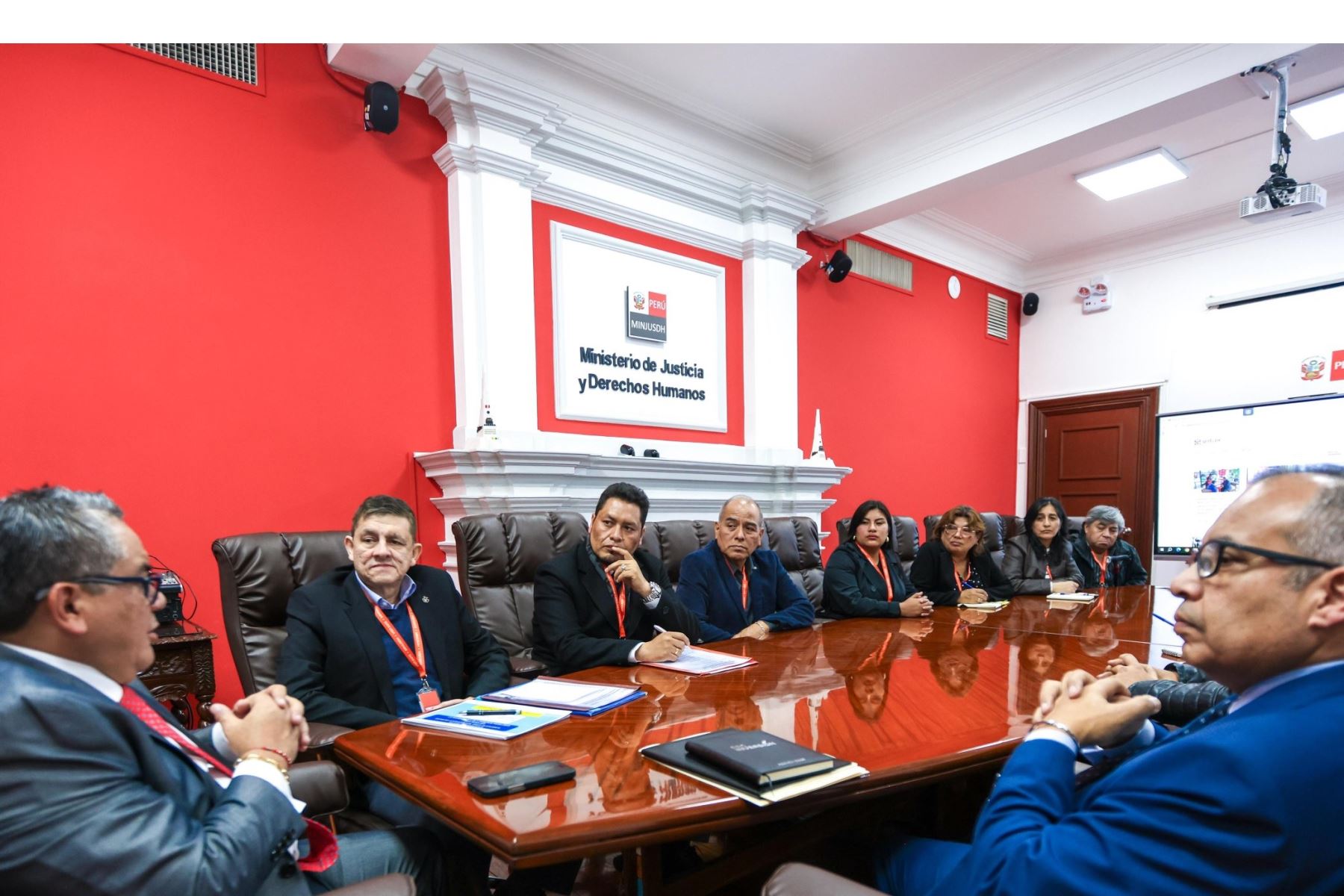 El ministro de Justicia y Derechos Humanos (Minjusdh), Juan José Santiváñez, se reunió con representantes de diversos gremios de transporte urbano de Lima y Callao.
