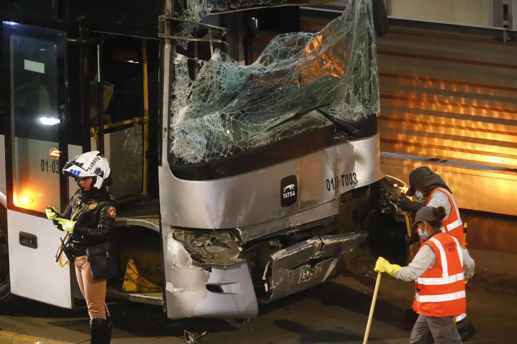 Tres buses del Metropolitano chocaron en la Vía Expresa a la altura de la estación Angamos, en Surquillo, dejando alrededor de 45 personas heridas. Foto: ANDINA/Daniel Bracamonte