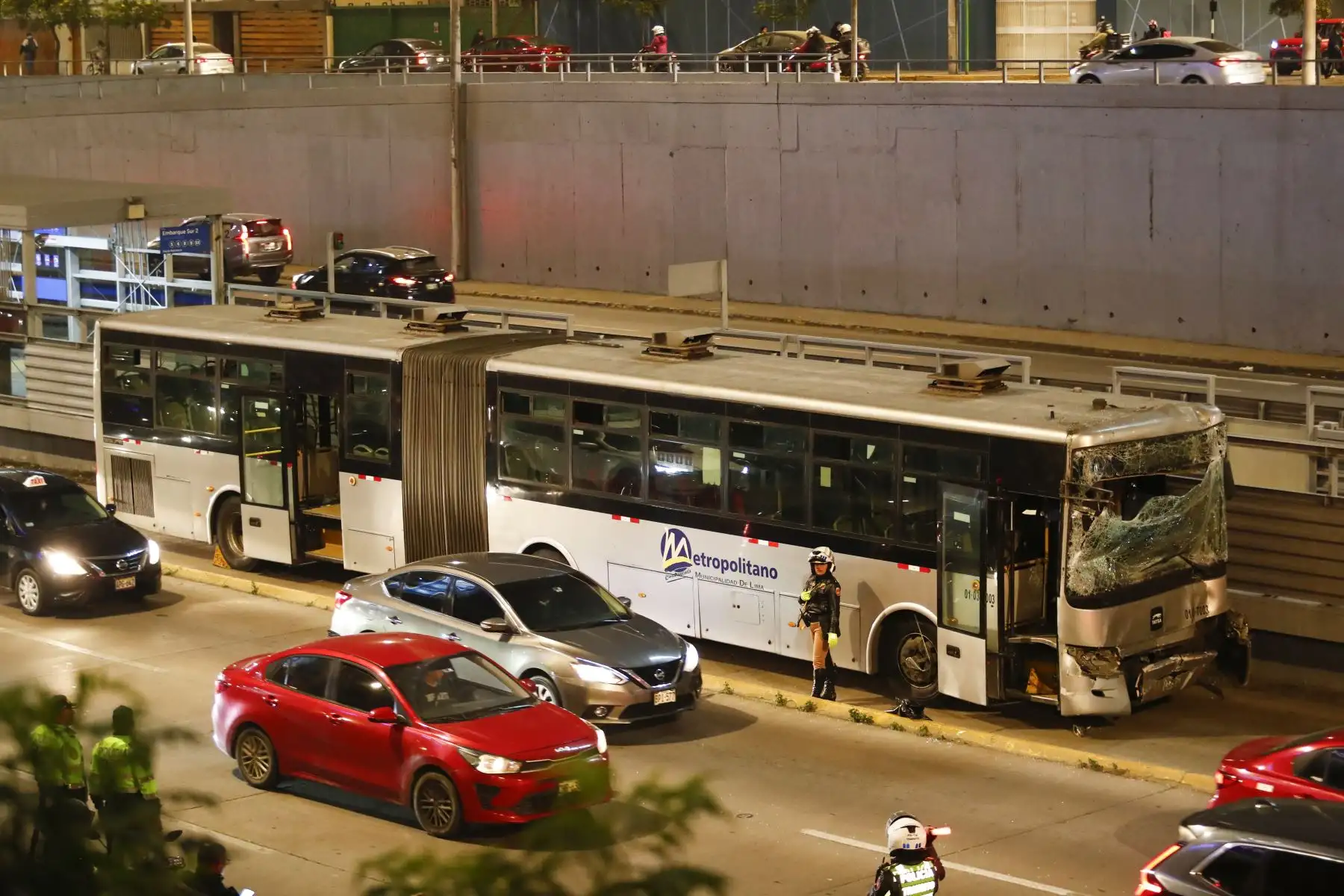 Tres buses del Metropolitano chocaron en la Vía Expresa a la altura de la estación Angamos, en Surquillo, dejando alrededor de 45 personas heridas. Foto: ANDINA/Daniel Bracamonte
