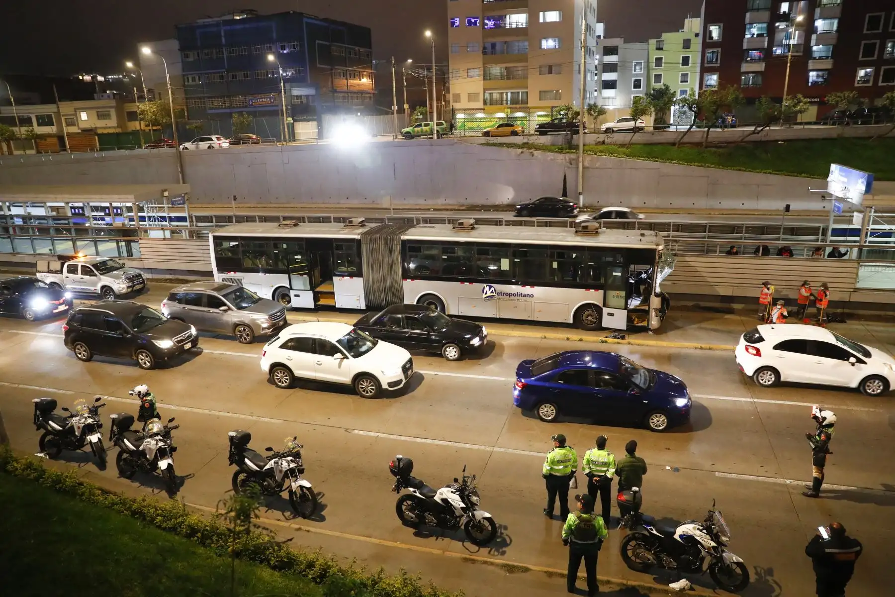 Tres buses del Metropolitano chocaron en la Vía Expresa a la altura de la estación Angamos, en Surquillo, dejando alrededor de 45 personas heridas. Foto: ANDINA/Daniel Bracamonte