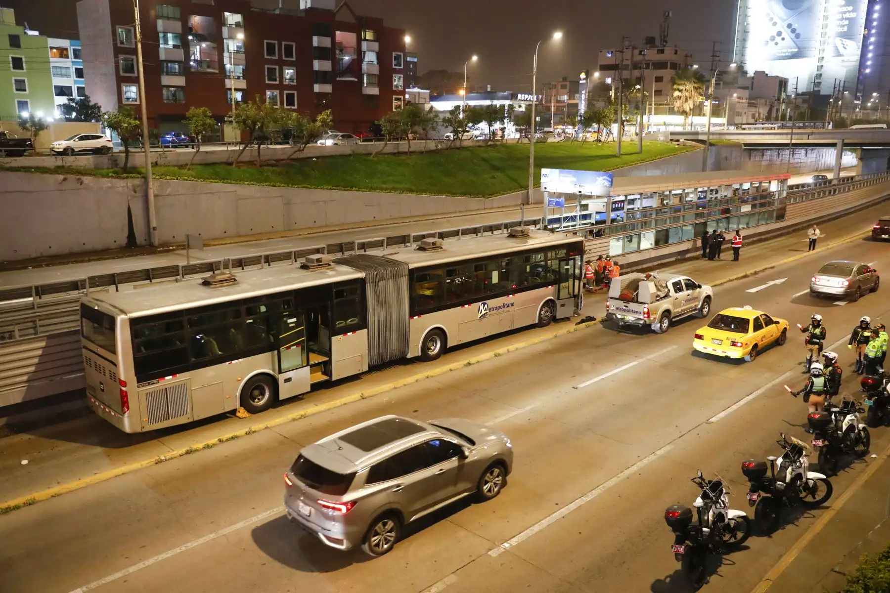 Tres buses del Metropolitano chocaron en la Vía Expresa a la altura de la estación Angamos, en Surquillo, dejando alrededor de 45 personas heridas. Foto: ANDINA/Daniel Bracamonte