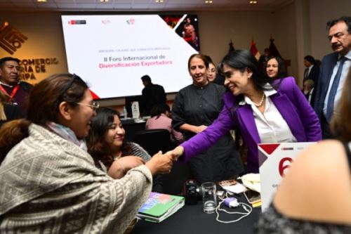 Ministra de Comercio Exterior y Turismo, Desilú León, con las mipymes de Arequipa. Foto: Cortesía.