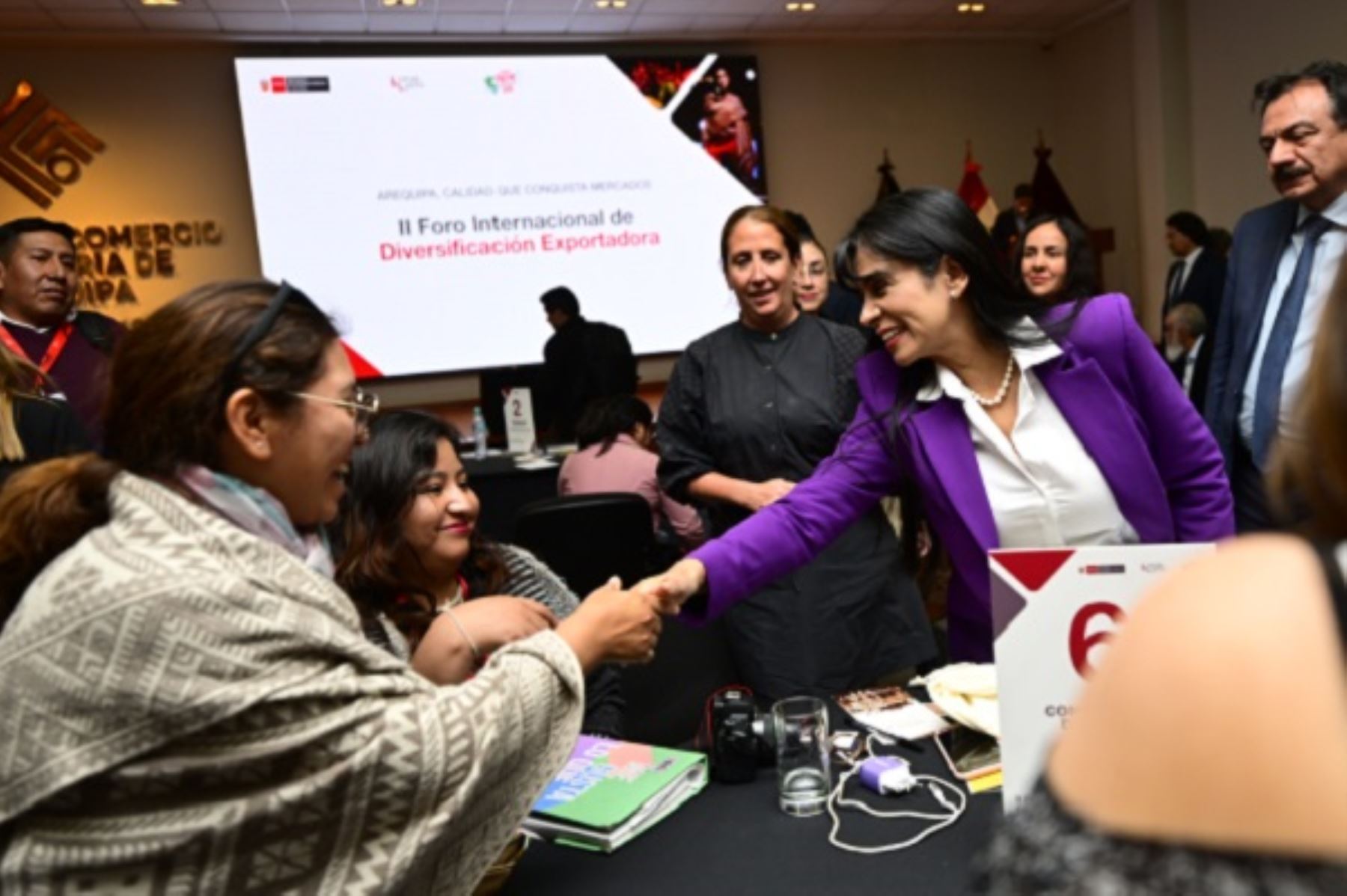 Ministra de Comercio Exterior y Turismo, Desilú León, con las mipymes de Arequipa. Foto: Cortesía.