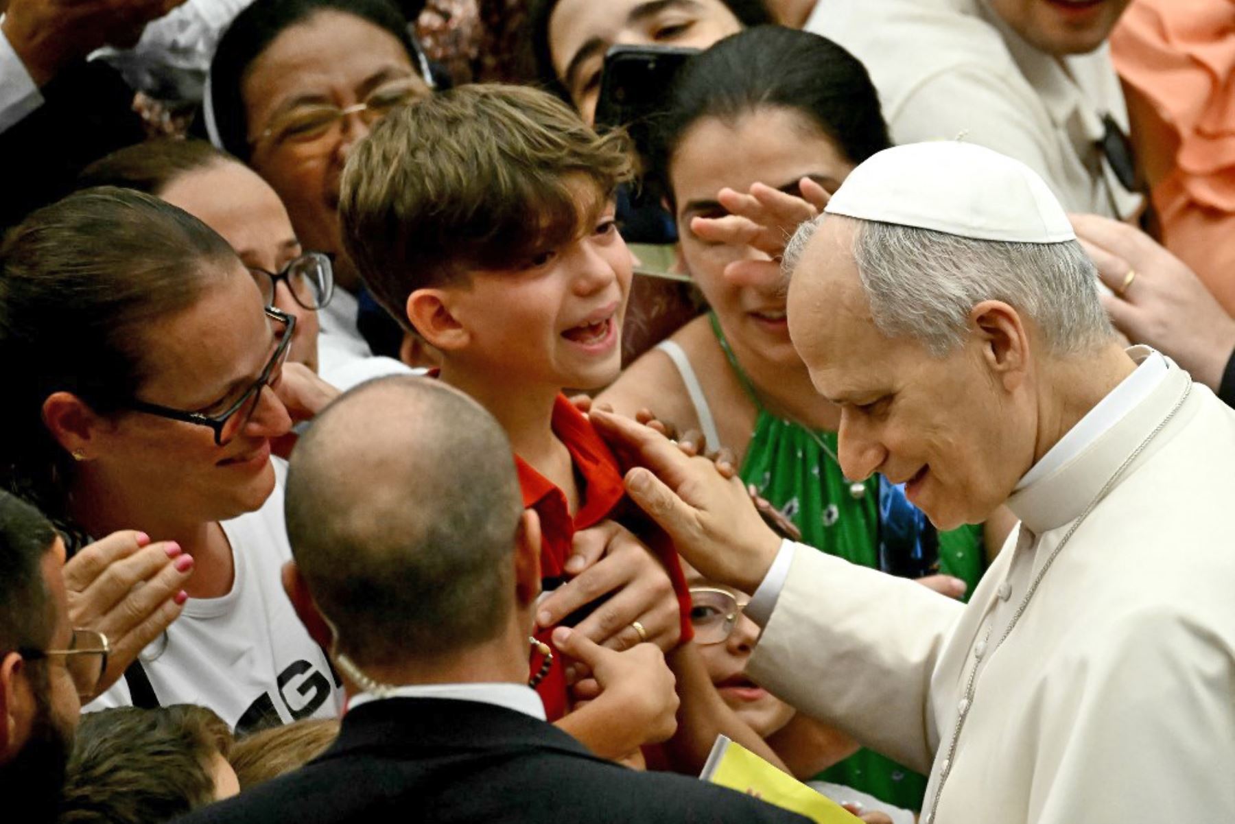 El Papa León XIV bendice a una familia durante la audiencia general en el Aula Pablo VI del Vaticano. Foto: AFP