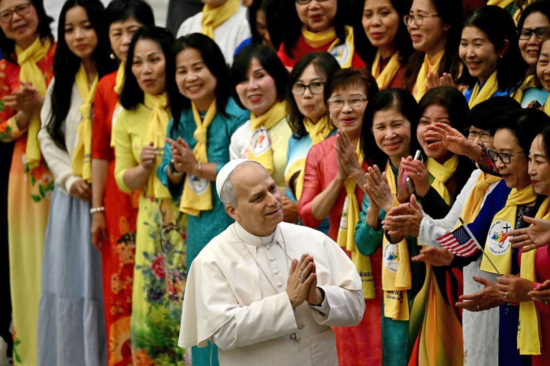 El Papa León XIV saluda a un grupo de peregrinos asiáticos durante la audiencia general en el Aula Pablo VI del Vaticano. Foto: AFP