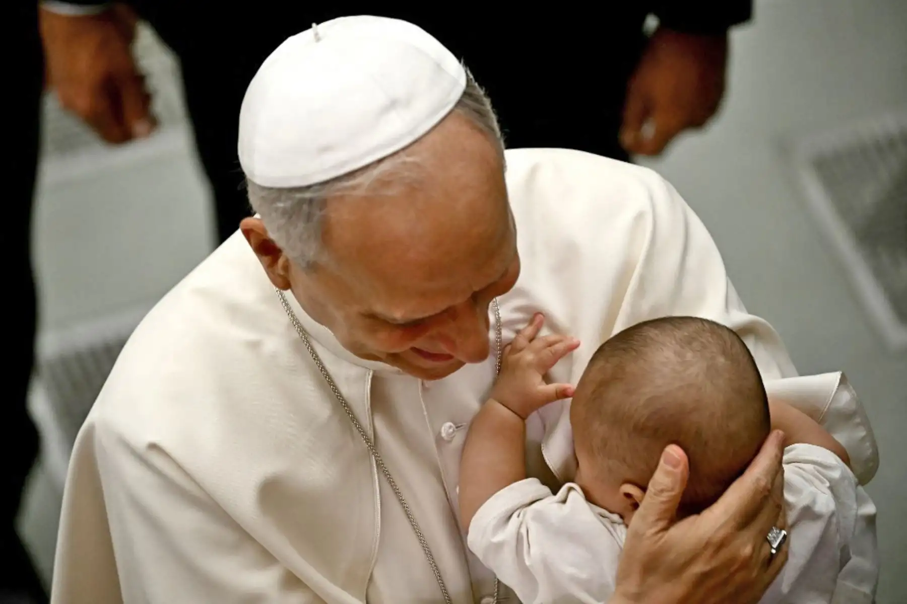 El Papa León XIV sostiene a un niño pequeño durante la audiencia general en el Aula Pablo VI del Vaticano. Foto: AFP