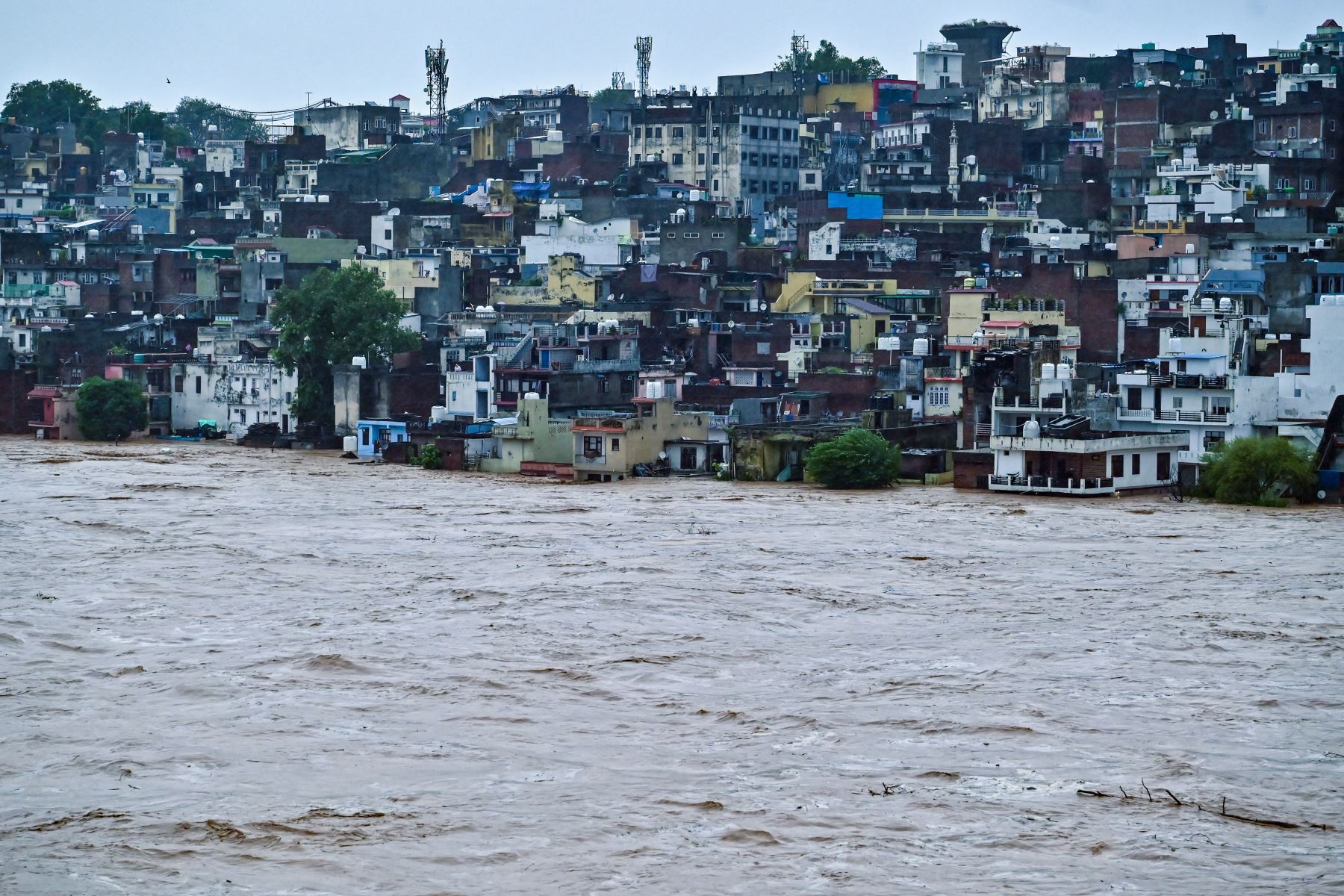 Los edificios residenciales se encuentran parcialmente sumergidos bajo las aguas de la inundación después de que las fuertes lluvias provocaron un aumento en el nivel del agua del río Tawi en Jammu.
Foto: AFP