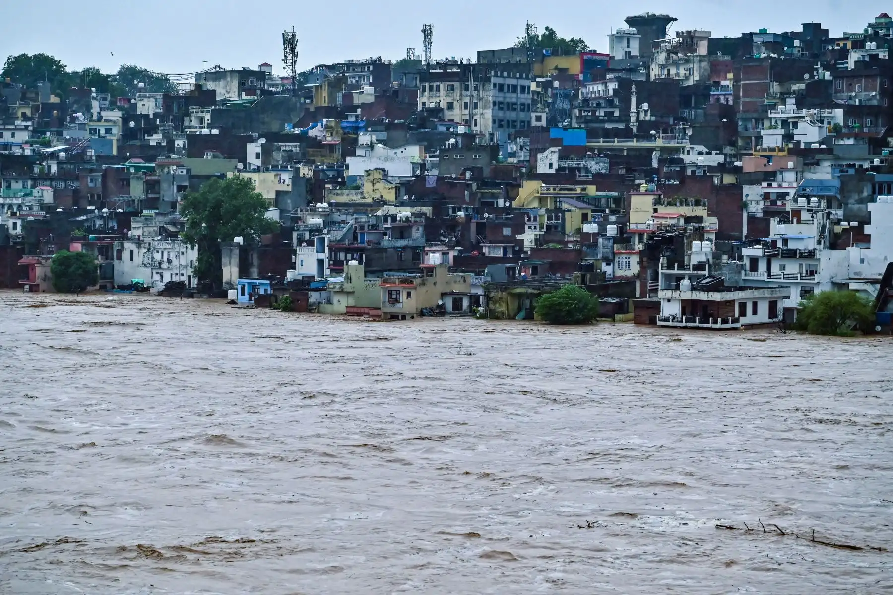 Los edificios residenciales se encuentran parcialmente sumergidos bajo las aguas de la inundación después de que las fuertes lluvias provocaron un aumento en el nivel del agua del río Tawi en Jammu.
Foto: AFP