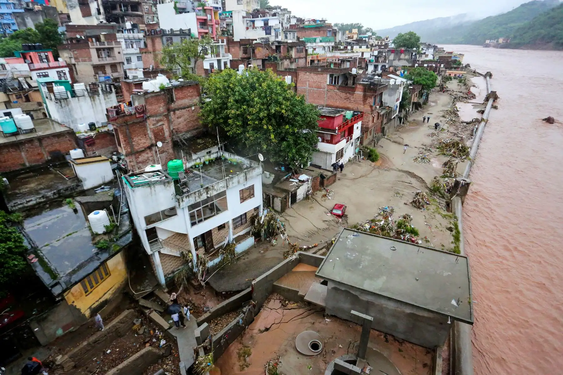 Los edificios residenciales se encuentran parcialmente sumergidos bajo las aguas de la inundación después de que las fuertes lluvias provocaron un aumento en el nivel del agua del río Tawi en Jammu.
Foto: AFP
