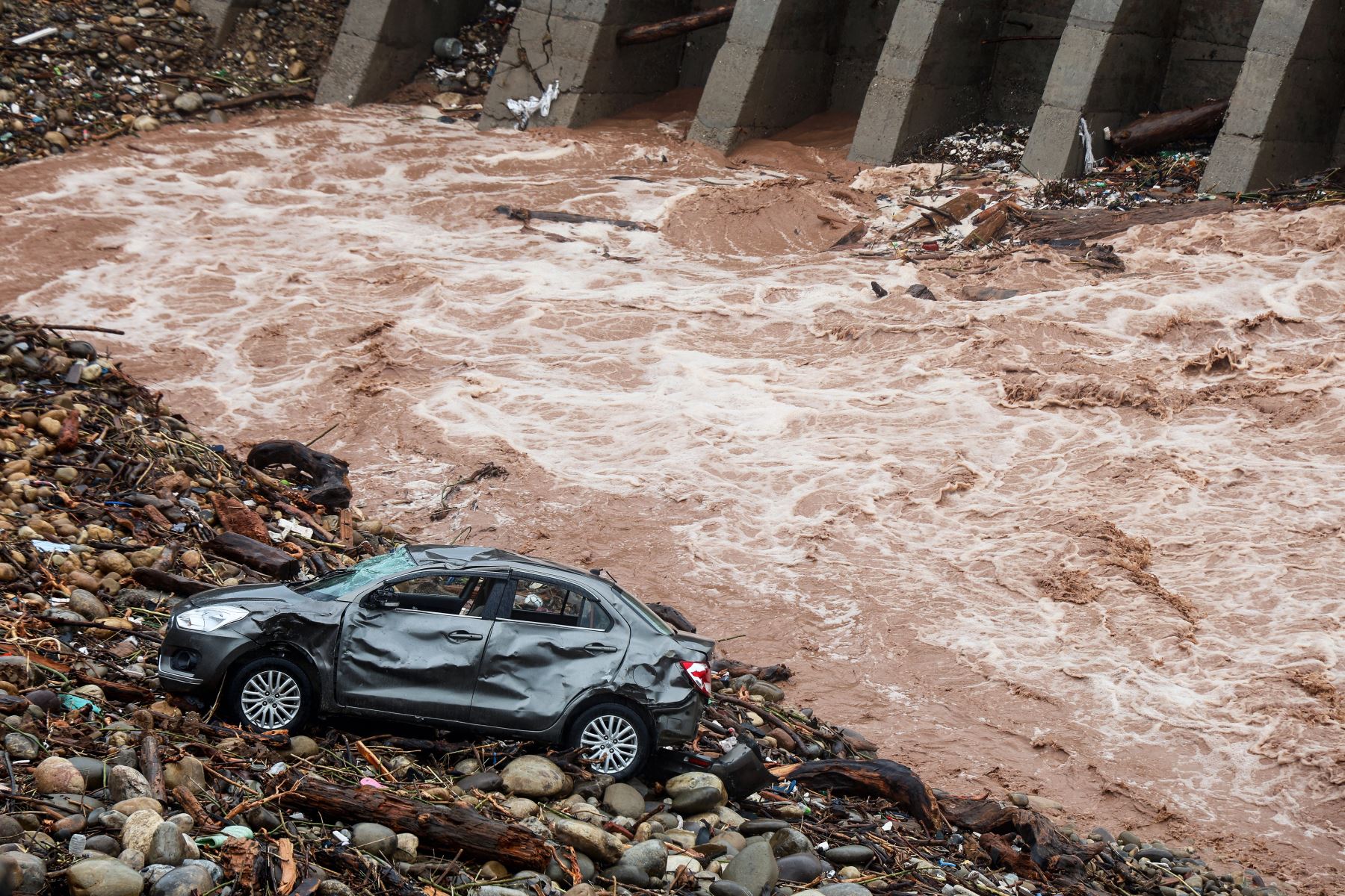 Un automóvil dañado yace abandonado a lo largo de las orillas de un río Tawi desbordado después de que fuertes lluvias provocaran un aumento en su nivel de agua en Jammu.
Foto: AFP