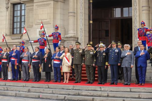Presidenta Dina Boluarte lidera la ceremonia por el Día de la Defensa Nacional