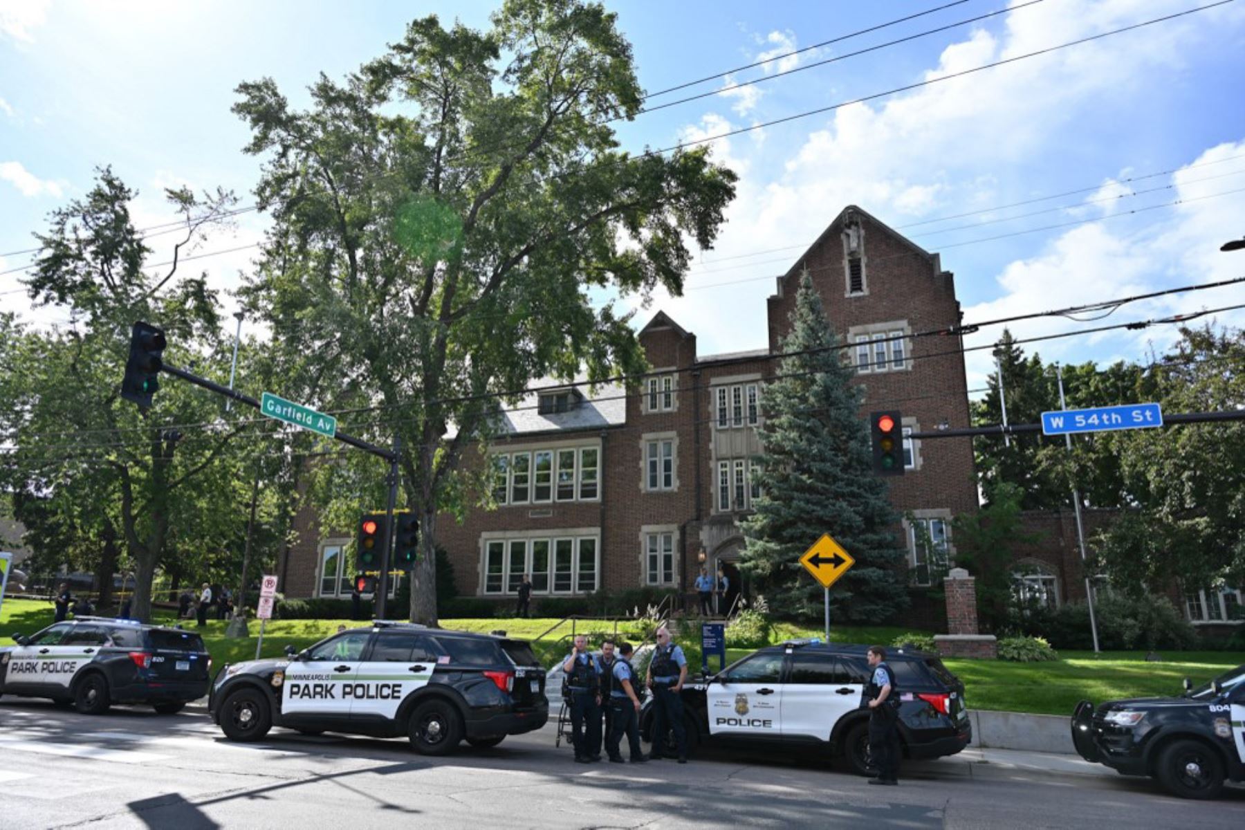 La policía y los servicios de emergencia trabajan en el lugar de un tiroteo cerca de la Iglesia de la Anunciación y la Escuela Católica en Minneapolis, Minnesota. Dos niños murieron a tiros cuando un hombre armado atacó una iglesia de Minneapolis. Foto: AFP