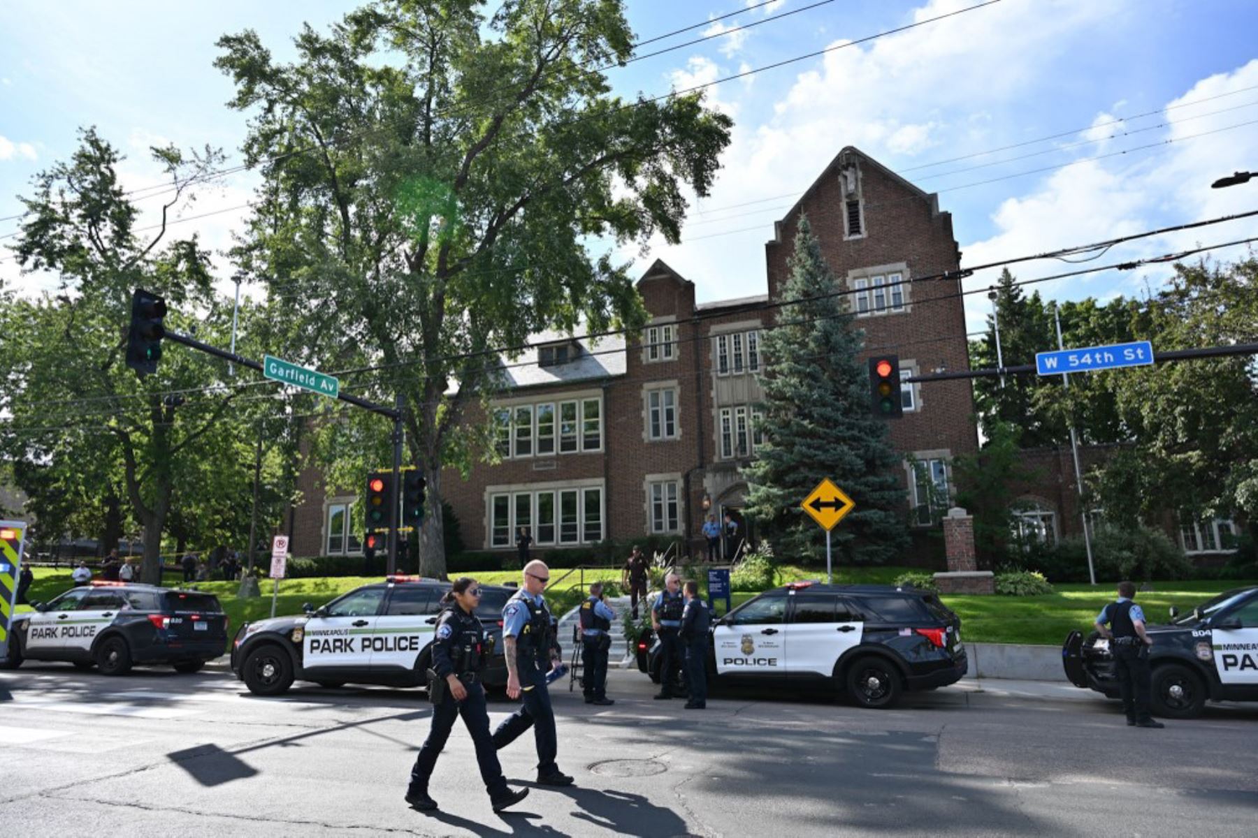 La policía y los servicios de emergencia trabajan en el lugar de un tiroteo cerca de la Iglesia de la Anunciación y la Escuela Católica en Minneapolis, Minnesota. Dos niños murieron a tiros cuando un hombre armado atacó una iglesia de Minneapolis. Foto: AFP
