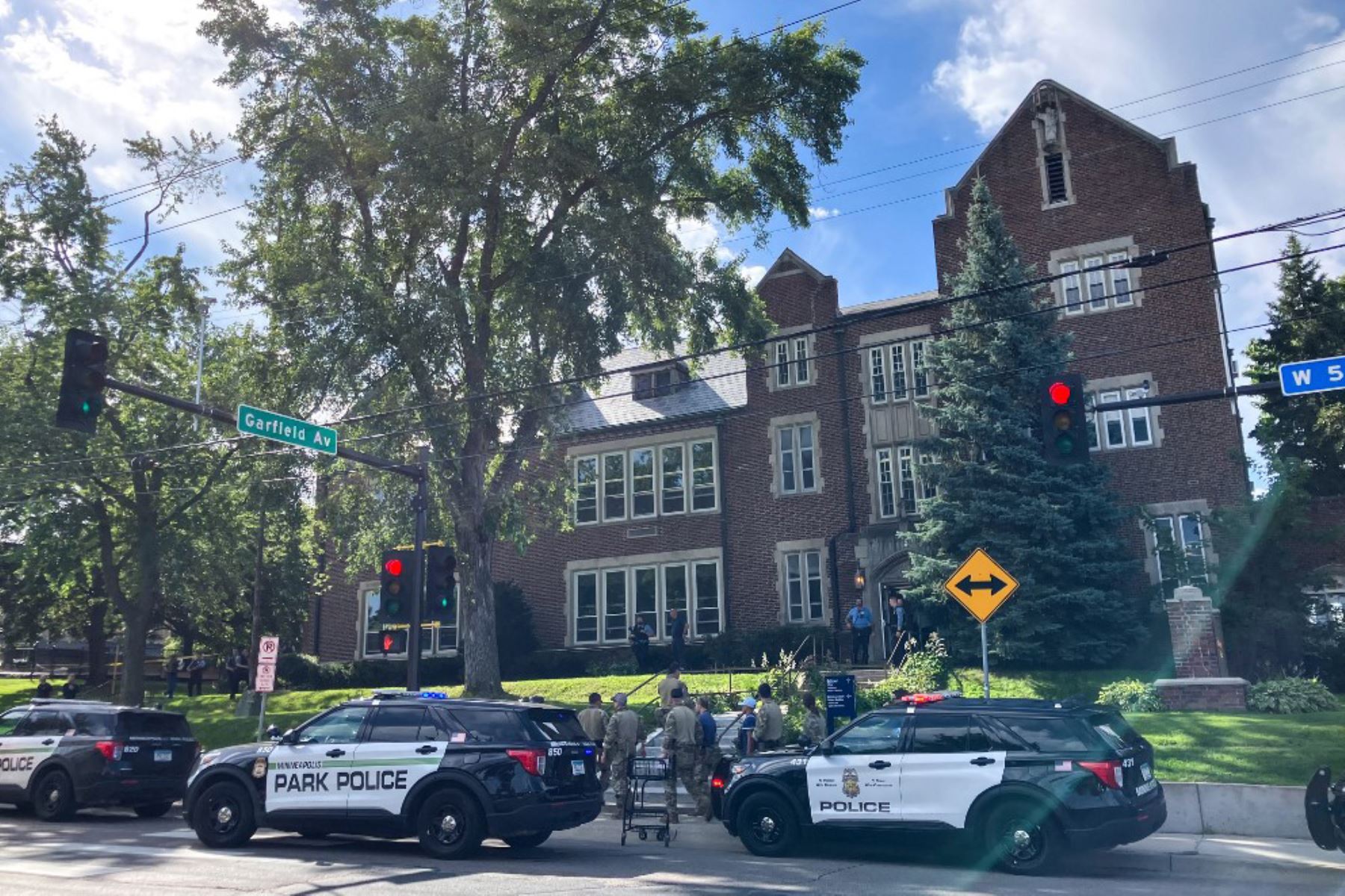 La policía y los servicios de emergencia trabajan en el lugar de un tiroteo cerca de la Iglesia de la Anunciación y la Escuela Católica en Minneapolis, Minnesota. Dos niños murieron a tiros cuando un hombre armado atacó una iglesia de Minneapolis. Foto: AFP