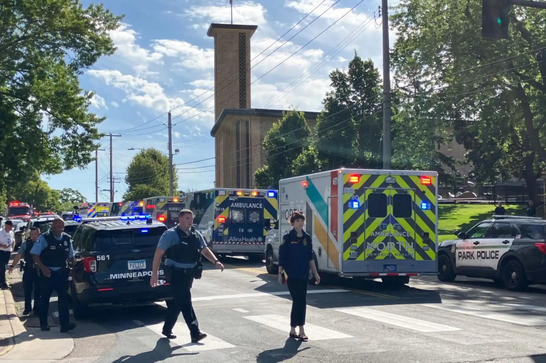 La policía y los servicios de emergencia trabajan en el lugar de un tiroteo cerca de la Iglesia de la Anunciación y la Escuela Católica en Minneapolis, Minnesota. Dos niños murieron a tiros cuando un hombre armado atacó una iglesia de Minneapolis. Foto: AFP