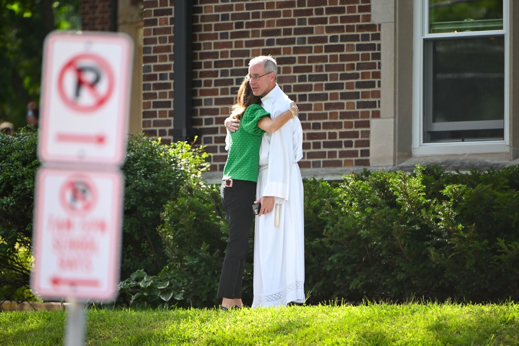 Una mujer abraza a un clérigo fuera de la escuela mientras la policía responde a un tiroteo en la Escuela Católica Annunciation en Minneapolis, Minnesota, EE. UU., el 27 de agosto de 2025. Según la policía, dos niños y el pistolero murieron y varios resultaron heridos en el tiroteo en una escuela primaria católica. Foto: EFE