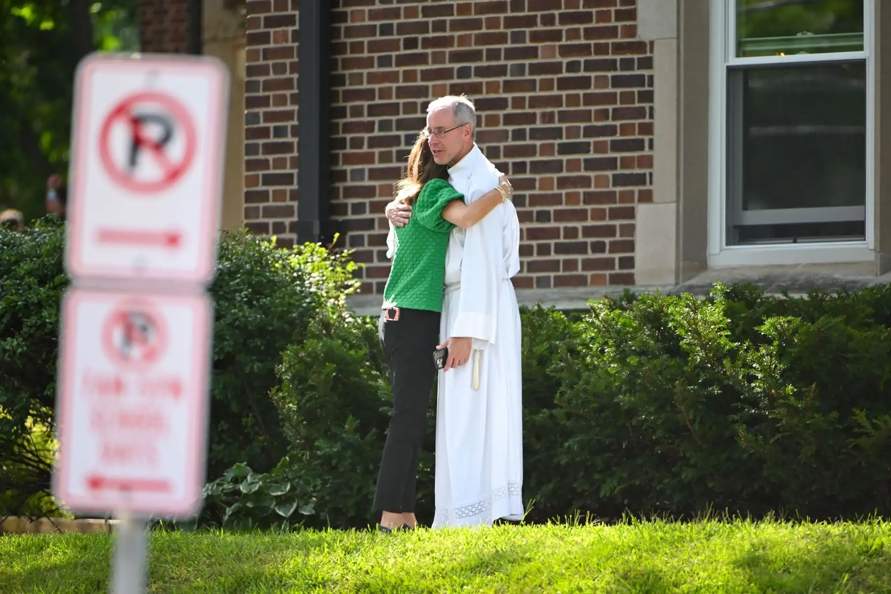 Una mujer abraza a un clérigo fuera de la escuela mientras la policía responde a un tiroteo en la Escuela Católica Annunciation en Minneapolis, Minnesota, EE. UU., el 27 de agosto de 2025. Según la policía, dos niños y el pistolero murieron y varios resultaron heridos en el tiroteo en una escuela primaria católica. Foto: EFE