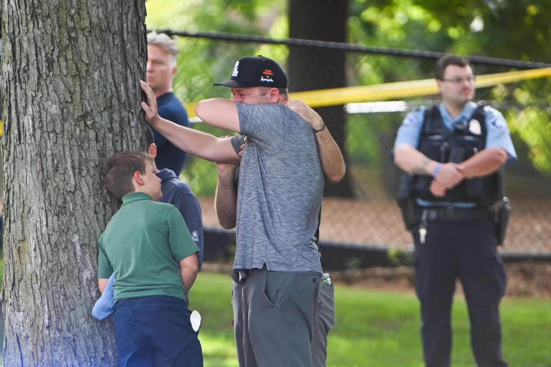 Un adulto y un niño salen de la escuela mientras la policía responde a un tiroteo en la Escuela Católica Annunciation en Minneapolis, Minnesota, EE. UU. Foto: EFE