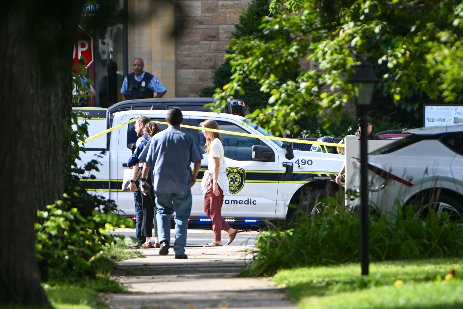 La policía responde a un tiroteo en la Escuela Católica Annunciation en Minneapolis, Minnesota, EE. UU. Foto: EFE