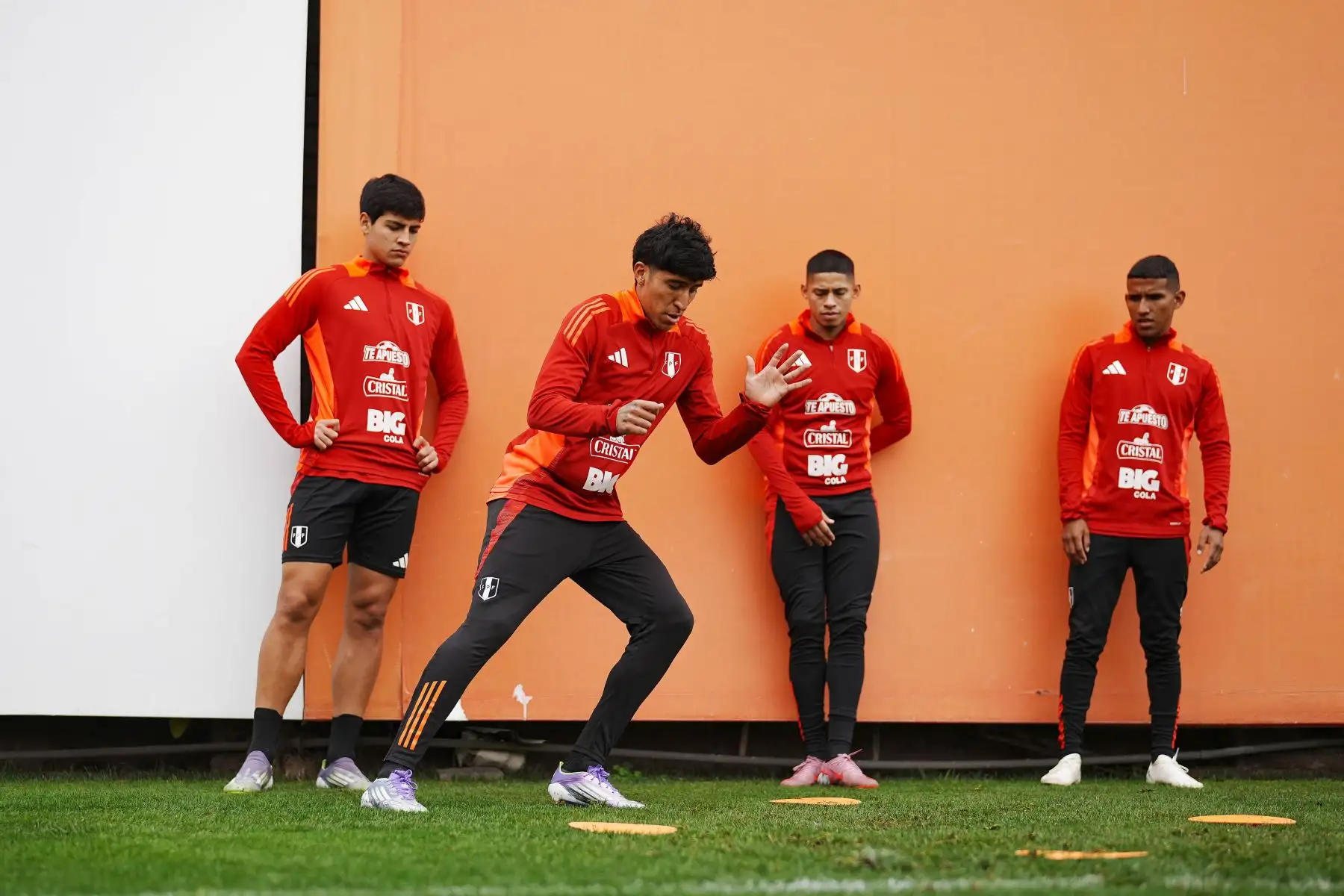 La selección peruana cumplió su tercer día de trabajos con miras a los partidos ante Uruguay y Paraguay.
Foto: FPF