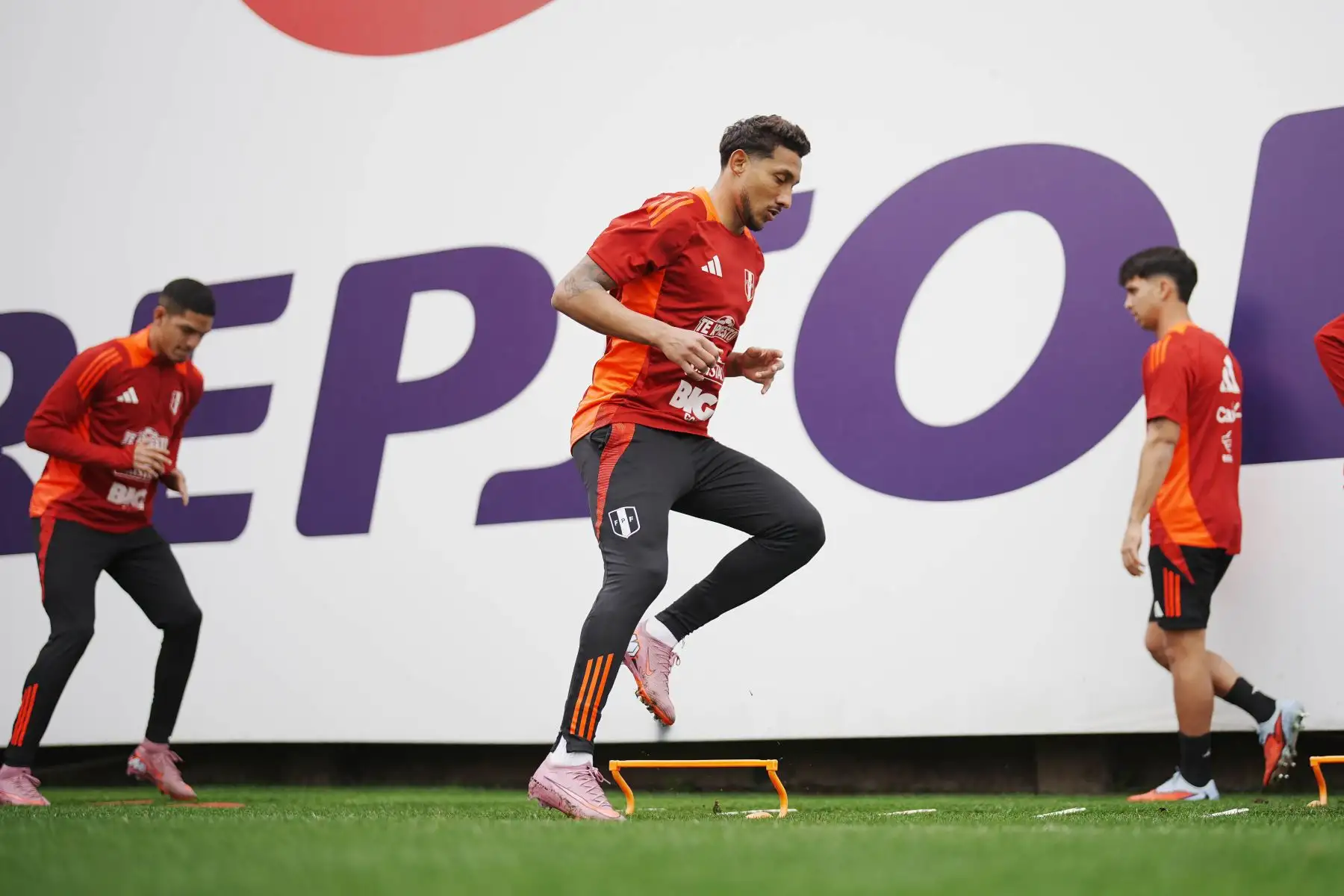 La selección peruana cumplió su tercer día de trabajos con miras a los partidos ante Uruguay y Paraguay.
Foto: FPF