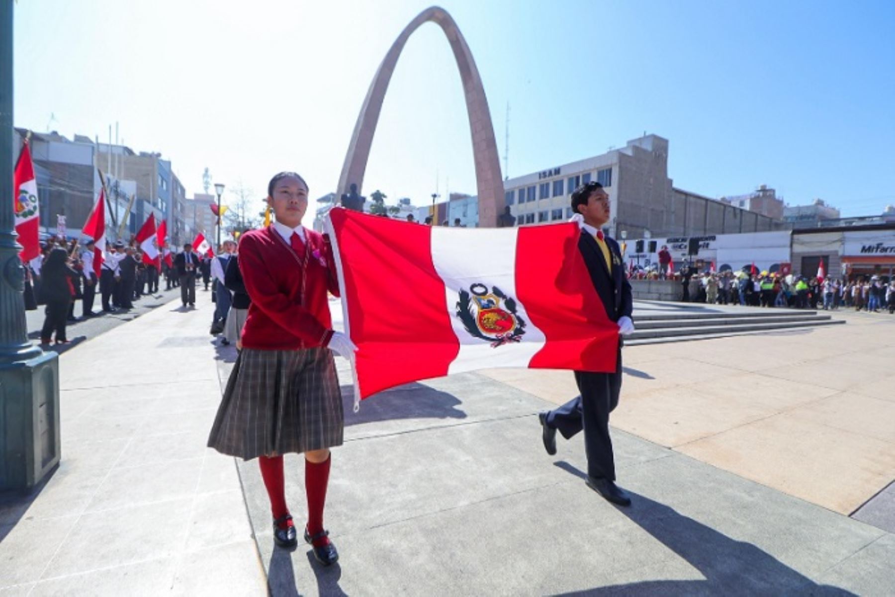 El discurso de honor estuvo a cargo de la estudiante Mary Ticahuanca Mamani, quien resaltó la herencia de amor hacia la patria que dejaron los ancestros tacneños, principalmente las damas tacneñas.