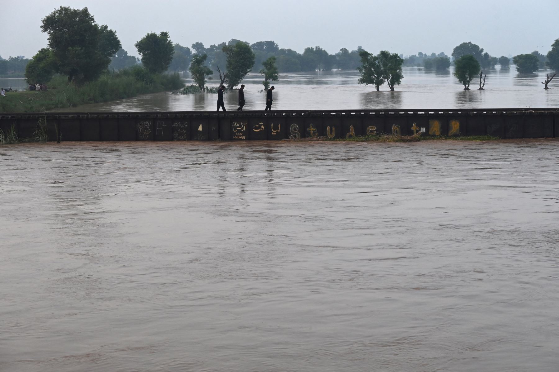 Las autoridades pakistaníes volaron un terraplén junto a una presa inundada por el monzón cuando las inundaciones sumergieron uno de los lugares sagrados sijs más importantes del mundo.  AFP