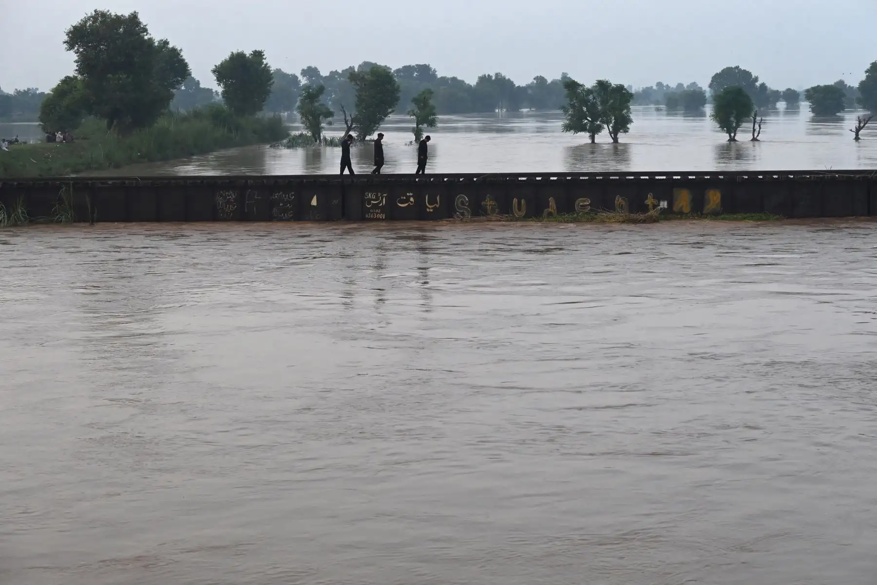 Las autoridades pakistaníes volaron un terraplén junto a una presa inundada por el monzón cuando las inundaciones sumergieron uno de los lugares sagrados sijs más importantes del mundo.  AFP