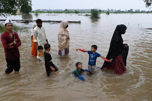 Las lluvias monzónicas dejan miles de afectados en Pakistán pues continúan las inundaciones