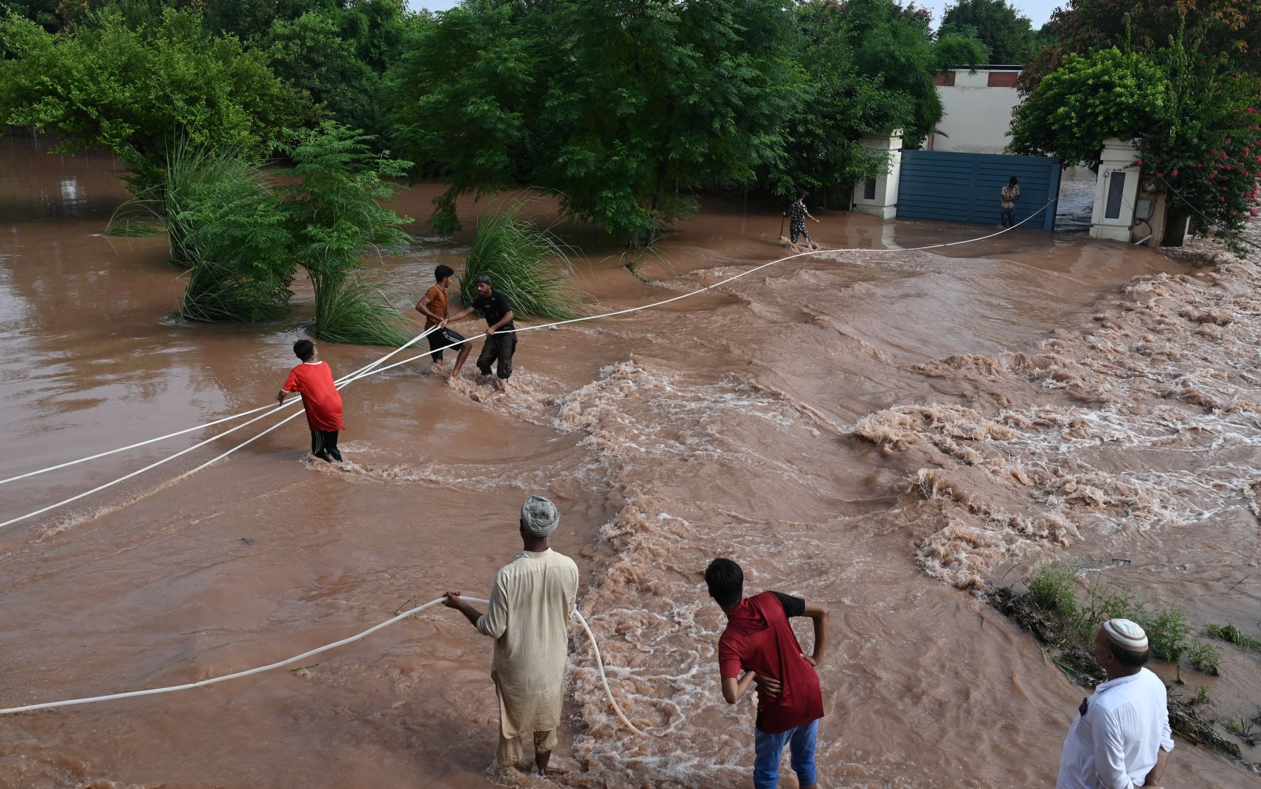 Tres ríos transfronterizos en el este del país han alcanzado niveles excepcionalmente altos como resultado de las fuertes lluvias al otro lado de la frontera con la India. AFP