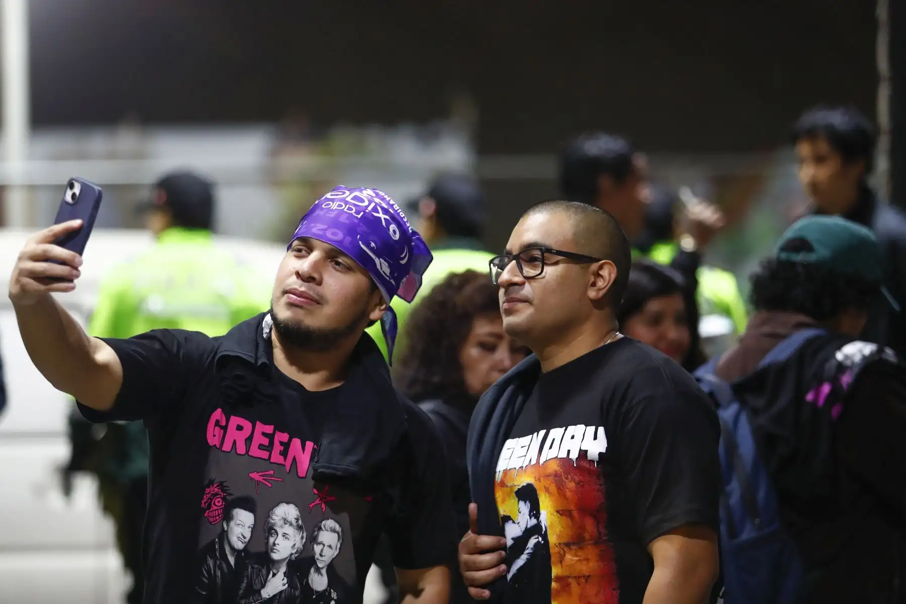 Miles de jóvenes y adultos de diferentes partes de la capital y del interior del país llegaron hasta el estadio de la Universidad Nacional Mayor de San Marcos, en el Cercado de Lima, para disfrutar del concierto de Green Day, la icónica banda de punk norteamericana que se presenta por tercera vez en el Perú hoy miércoles 27 de agosto de 2025. Foto: ANDINA/Daniel Bracamonte