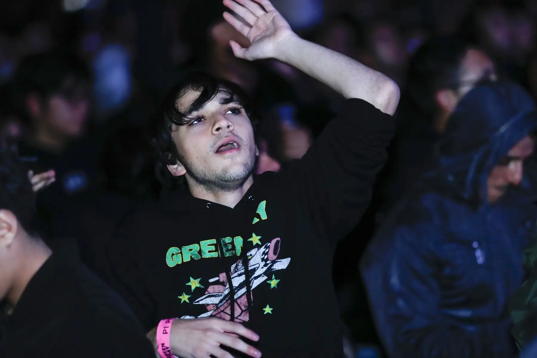Miles de jóvenes y adultos de diferentes partes de la capital y del interior del país llegaron hasta el estadio de la Universidad Nacional Mayor de San Marcos, en el Cercado de Lima, para disfrutar del concierto de Green Day, la icónica banda de punk norteamericana que se presenta por tercera vez en el Perú hoy miércoles 27 de agosto de 2025. Foto: ANDINA/Daniel Bracamonte