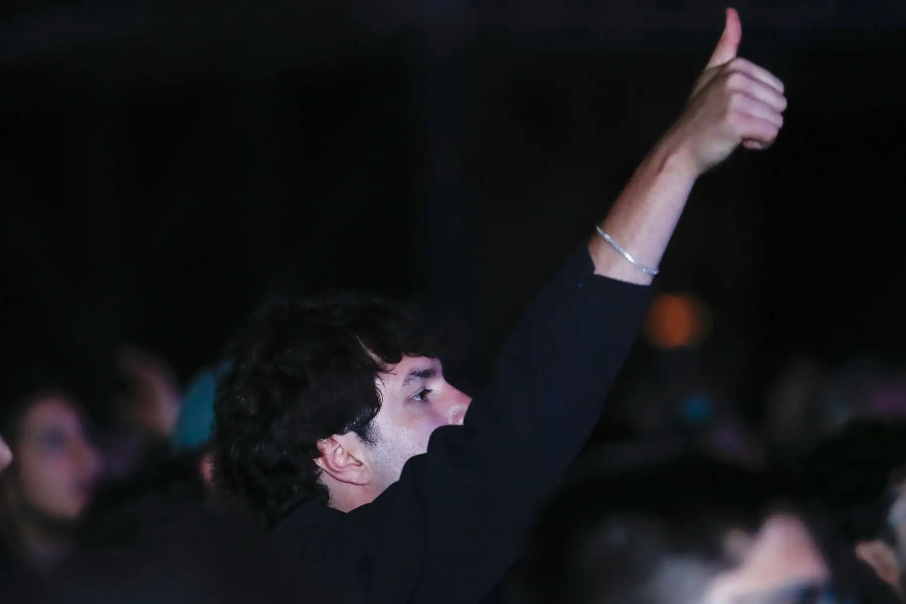 Miles de jóvenes y adultos de diferentes partes de la capital y del interior del país llegaron hasta el estadio de la Universidad Nacional Mayor de San Marcos, en el Cercado de Lima, para disfrutar del concierto de Green Day, la icónica banda de punk norteamericana que se presenta por tercera vez en el Perú hoy miércoles 27 de agosto de 2025. Foto: ANDINA/Daniel Bracamonte