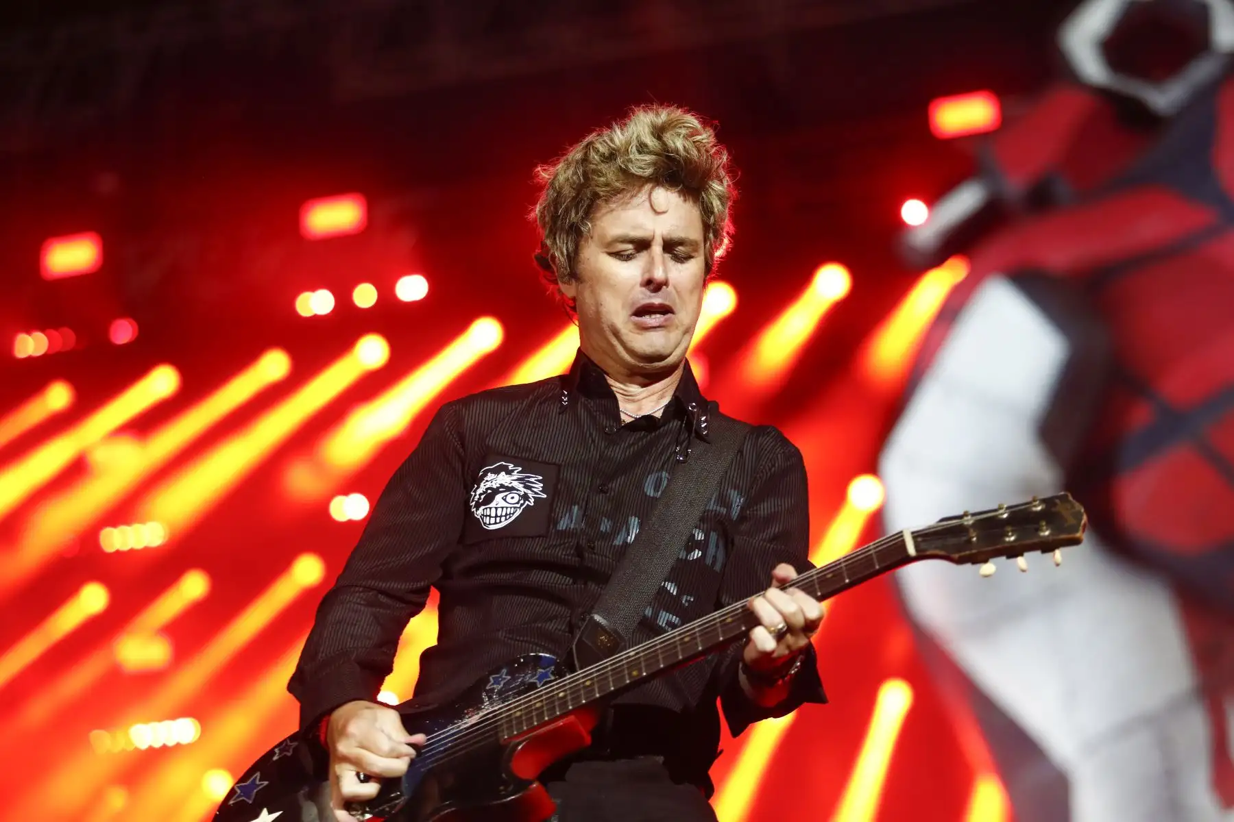 Desde el estadio de la Universidad San Marcos en Lima, la icónica banda norteamericana de punk, Green Day, se presentó por tercera vez en el Perú ante sus miles de fanáticos peruanos con lo mejor de su repertorio musical, temas como "American idiot", "Basket case", "She", "Hitchin a ride", "When i come around" y "Minority" hicieron vibrar y corear a los miles de asistentes. Foto: ANDINA/Daniel Bracamonte