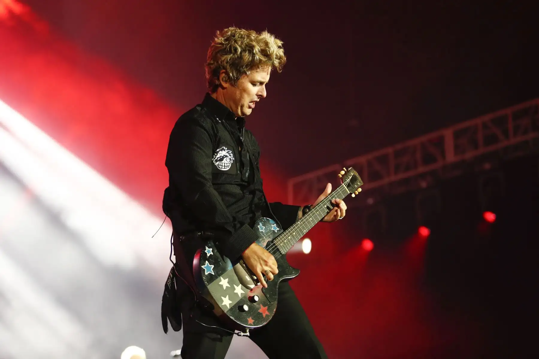 Desde el estadio de la Universidad San Marcos en Lima, la icónica banda norteamericana de punk, Green Day, se presentó por tercera vez en el Perú ante sus miles de fanáticos peruanos con lo mejor de su repertorio musical, temas como "American idiot", "Basket case", "She", "Hitchin a ride", "When i come around" y "Minority" hicieron vibrar y corear a los miles de asistentes. Foto: ANDINA/Daniel Bracamonte