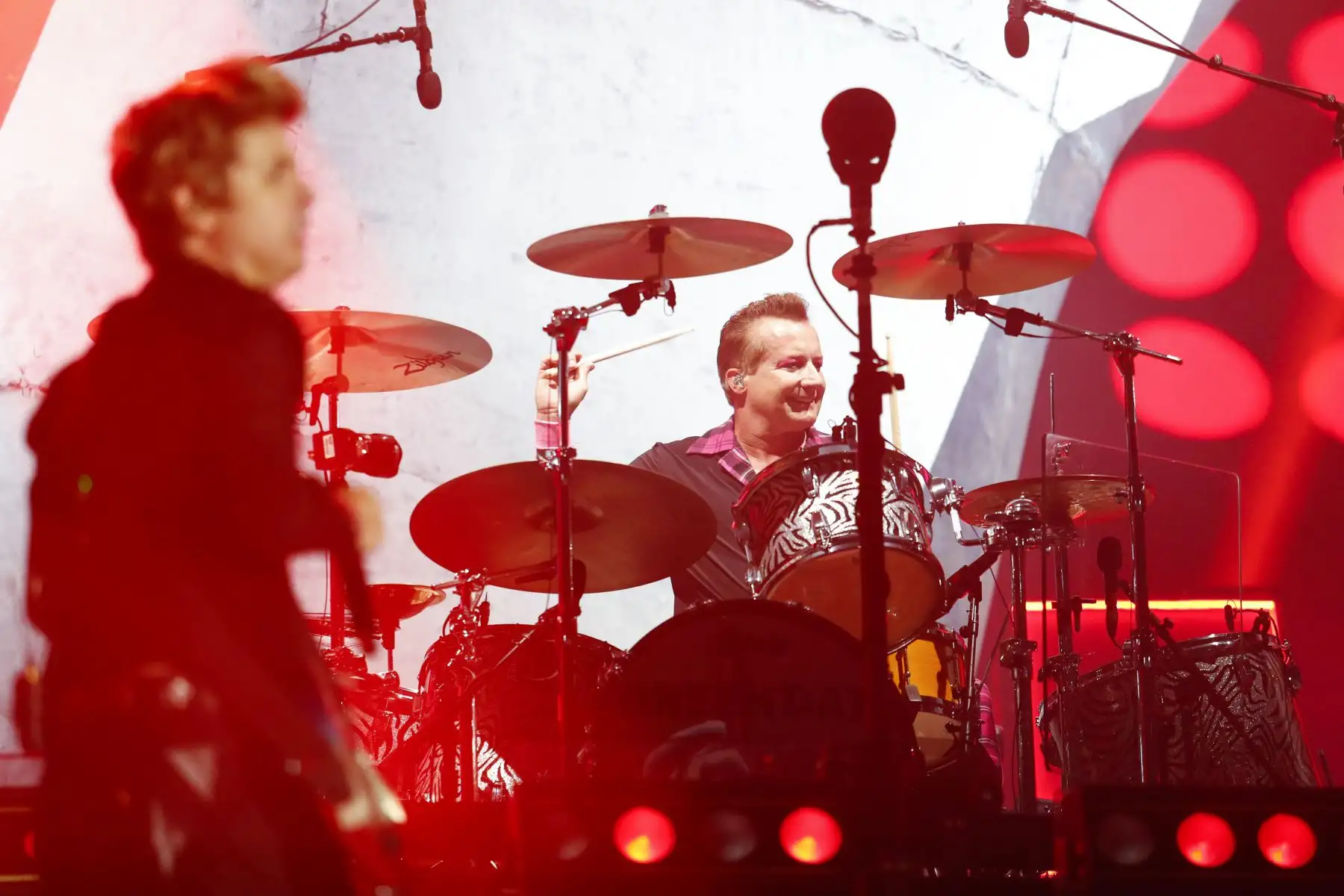 Desde el estadio de la Universidad San Marcos en Lima, la icónica banda norteamericana de punk, Green Day, se presentó por tercera vez en el Perú ante sus miles de fanáticos peruanos con lo mejor de su repertorio musical, temas como "American idiot", "Basket case", "She", "Hitchin a ride", "When i come around" y "Minority" hicieron vibrar y corear a los miles de asistentes. Foto: ANDINA/Daniel Bracamonte
