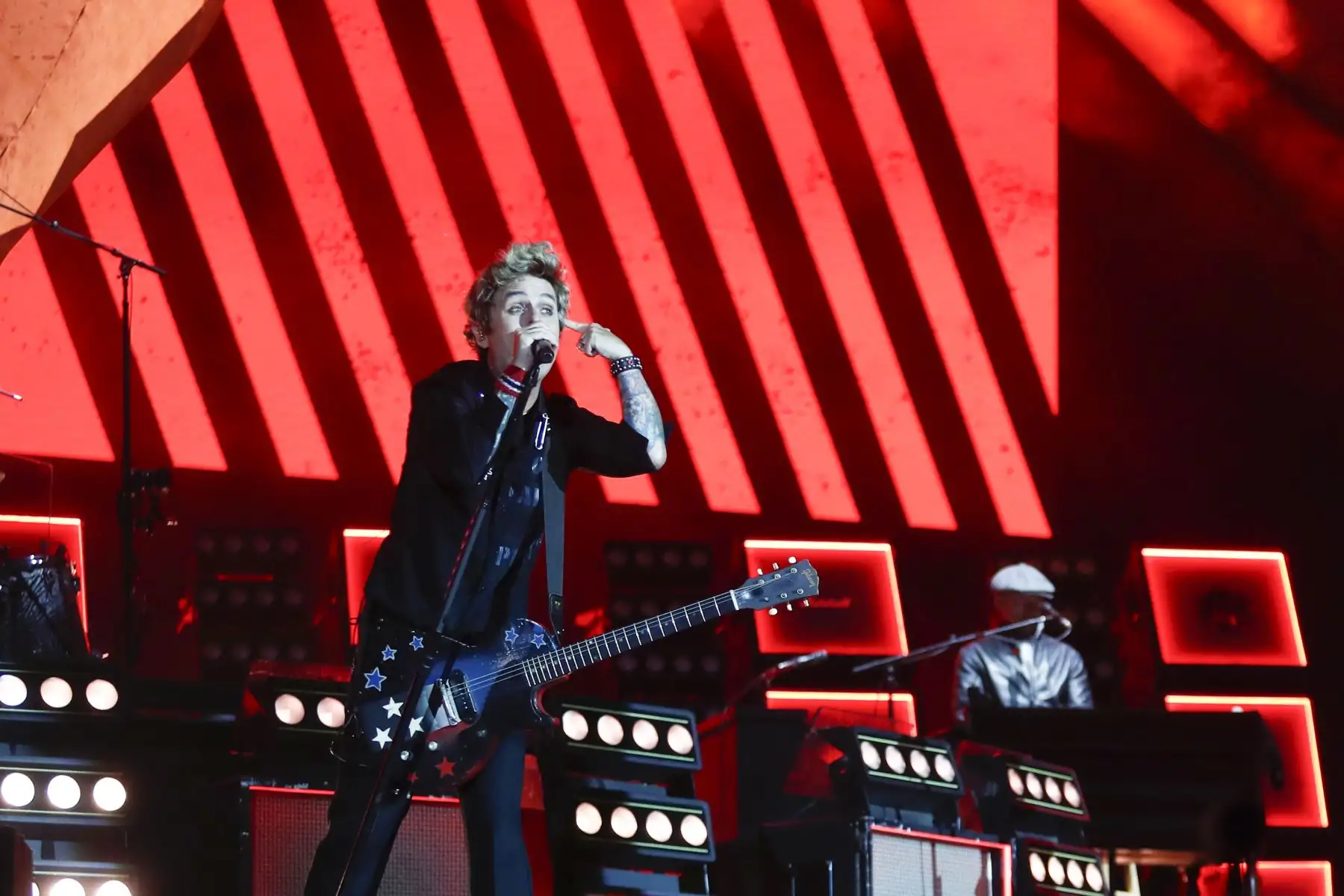 Desde el estadio de la Universidad San Marcos en Lima, la icónica banda norteamericana de punk, Green Day, se presentó por tercera vez en el Perú ante sus miles de fanáticos peruanos con lo mejor de su repertorio musical, temas como "American idiot", "Basket case", "She", "Hitchin a ride", "When i come around" y "Minority" hicieron vibrar y corear a los miles de asistentes. Foto: ANDINA/Daniel Bracamonte