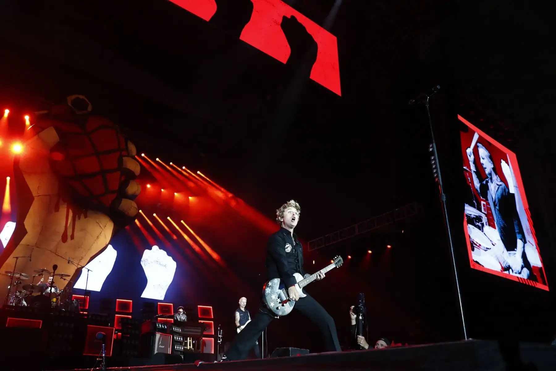 Desde el estadio de la Universidad San Marcos en Lima, la icónica banda norteamericana de punk, Green Day, se presentó por tercera vez en el Perú ante sus miles de fanáticos peruanos con lo mejor de su repertorio musical, temas como "American idiot", "Basket case", "She", "Hitchin a ride", "When i come around" y "Minority" hicieron vibrar y corear a los miles de asistentes. Foto: ANDINA/Daniel Bracamonte