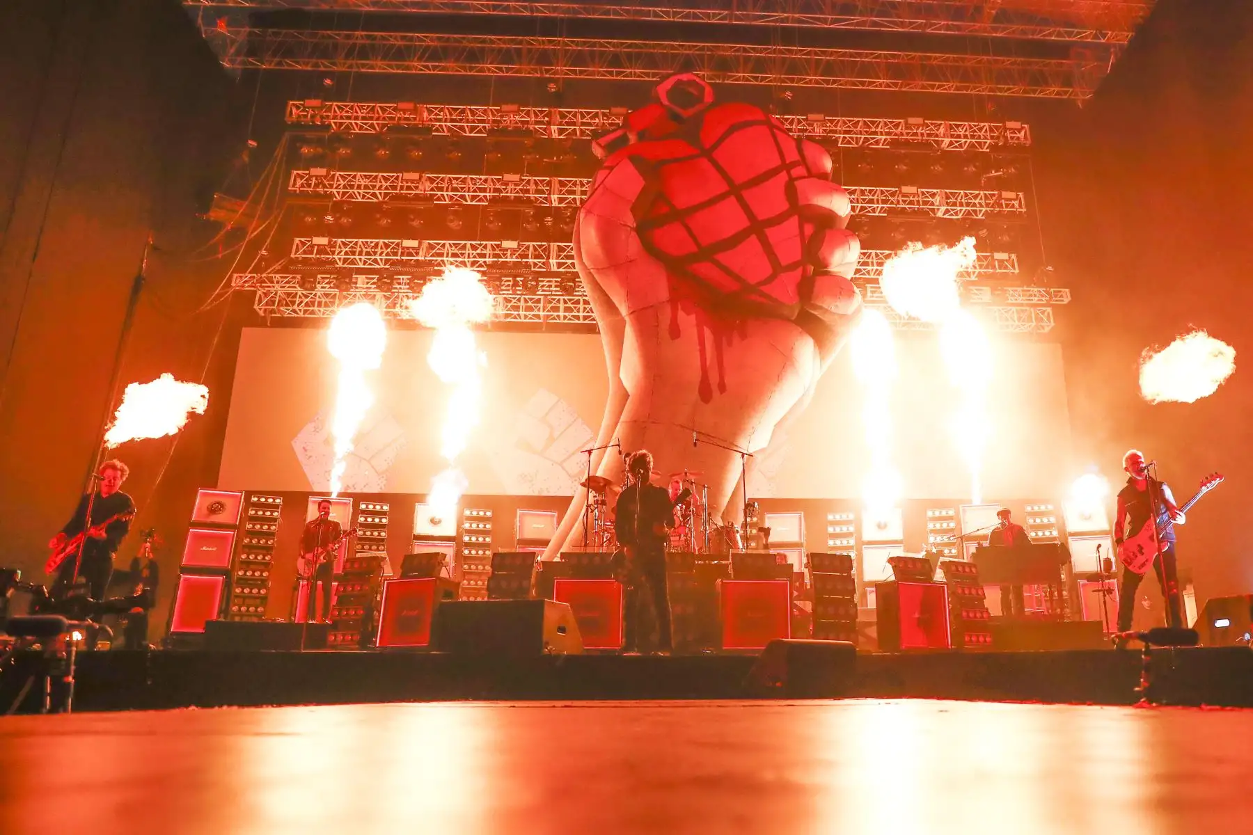 Desde el estadio de la Universidad San Marcos en Lima, la icónica banda norteamericana de punk, Green Day, se presentó por tercera vez en el Perú ante sus miles de fanáticos peruanos con lo mejor de su repertorio musical, temas como "American idiot", "Basket case", "She", "Hitchin a ride", "When i come around" y "Minority" hicieron vibrar y corear a los miles de asistentes. Foto: ANDINA/Daniel Bracamonte