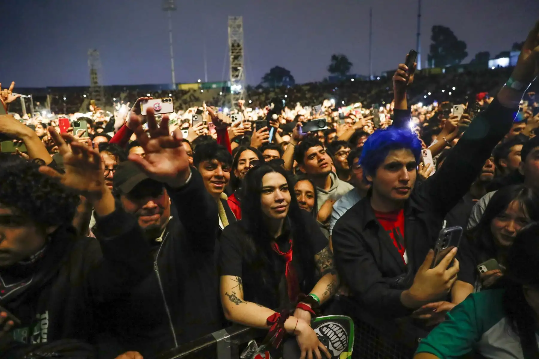 Desde el estadio de la Universidad San Marcos en Lima, la icónica banda norteamericana de punk, Green Day, se presentó por tercera vez en el Perú ante sus miles de fanáticos peruanos con lo mejor de su repertorio musical, temas como "American idiot", "Basket case", "She", "Hitchin a ride", "When i come around" y "Minority" hicieron vibrar y corear a los miles de asistentes. Foto: ANDINA/Daniel Bracamonte