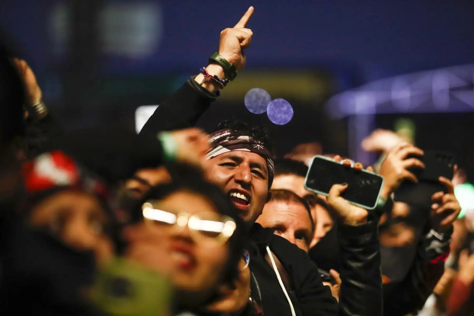 Desde el estadio de la Universidad San Marcos en Lima, la icónica banda norteamericana de punk, Green Day, se presentó por tercera vez en el Perú ante sus miles de fanáticos peruanos con lo mejor de su repertorio musical, temas como "American idiot", "Basket case", "She", "Hitchin a ride", "When i come around" y "Minority" hicieron vibrar y corear a los miles de asistentes. Foto: ANDINA/Daniel Bracamonte