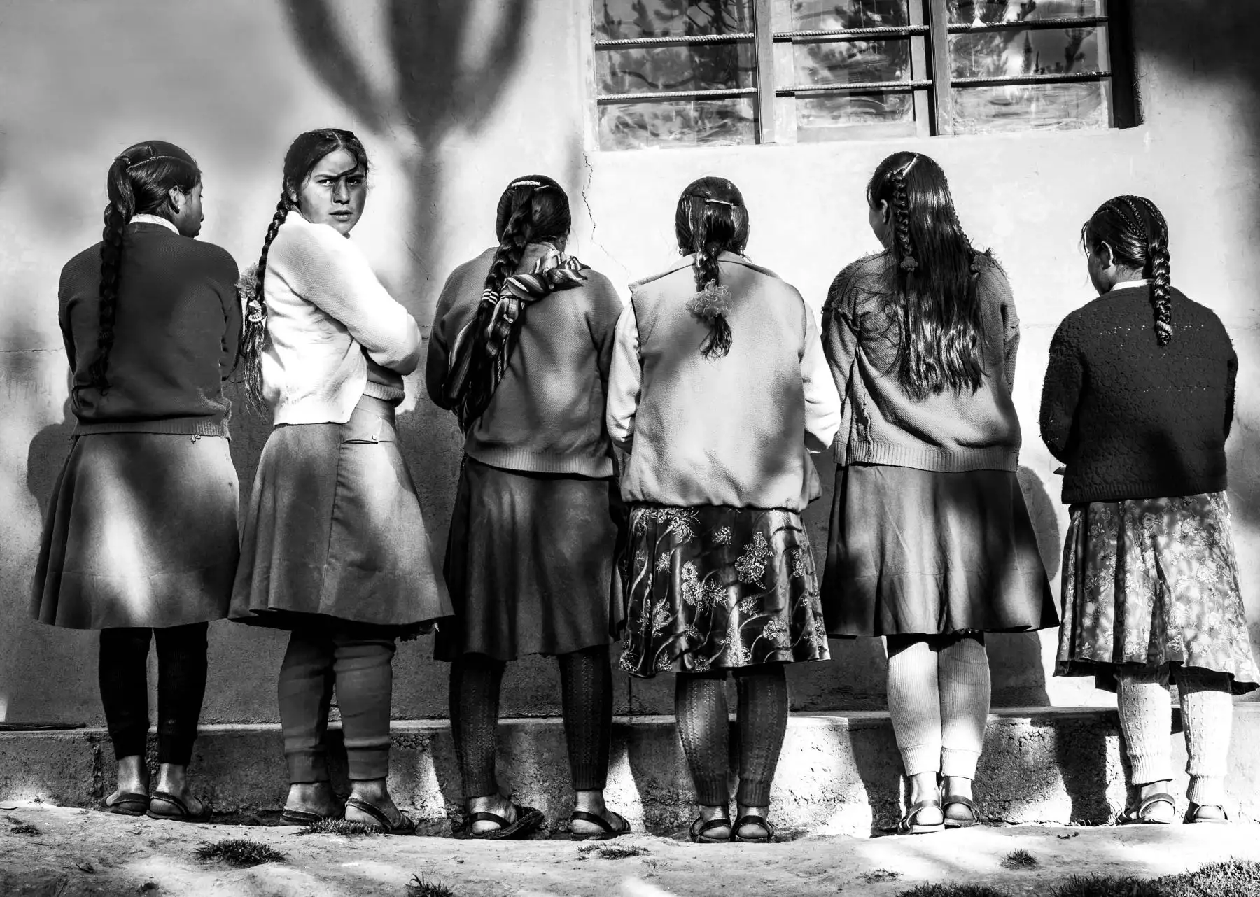 La fotógrafa cusqueña Adriana Peralta presenta su tercera exposición individual, Interior revelado, en la galería El Gato Tulipán de Barranco, abierta del 4 de julio al 7 de septiembre. La muestra, curada por Mario Osorio, refleja la cultura andina y el alma de los cusqueños. Peralta, periodista y magíster en Comunicaciones por la PUCP, se centra en la identidad, derechos humanos y el rol de la mujer andina como heredera de saberes ancestrales.  Foto: Cortesía/Adriana Peralta